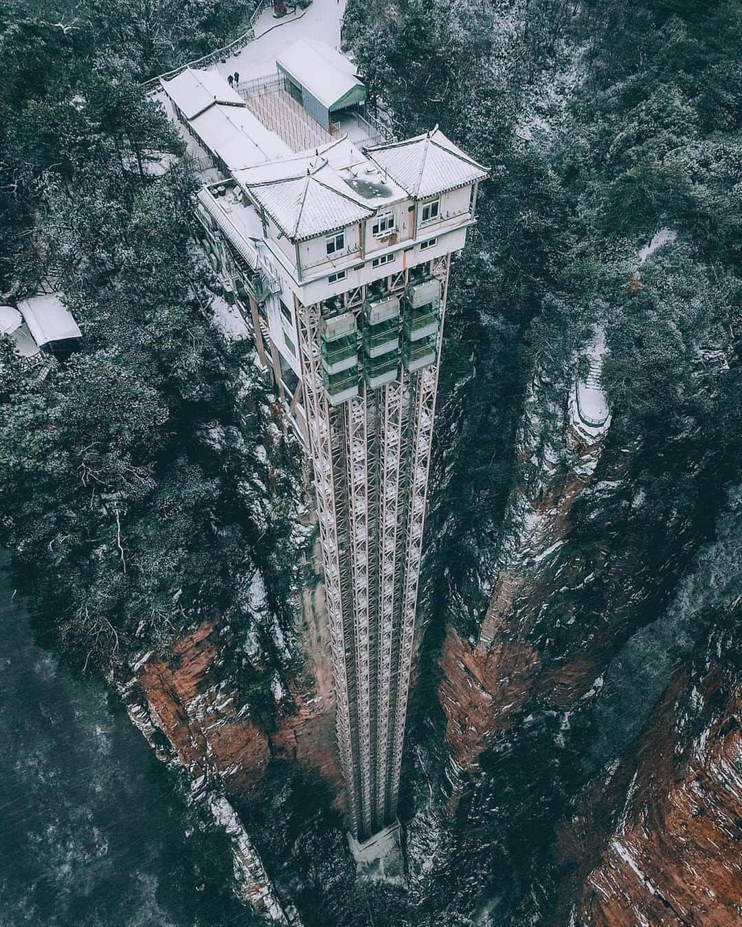 Earth Picsさんのインスタグラム写真 - (Earth PicsInstagram)「The Bailong Elevator, built in Zhangjiajie, China. 1070 feet tall, it's the highest outdoor elevator in the world. Photo by: @nk7」1月12日 18時09分 - earthpix