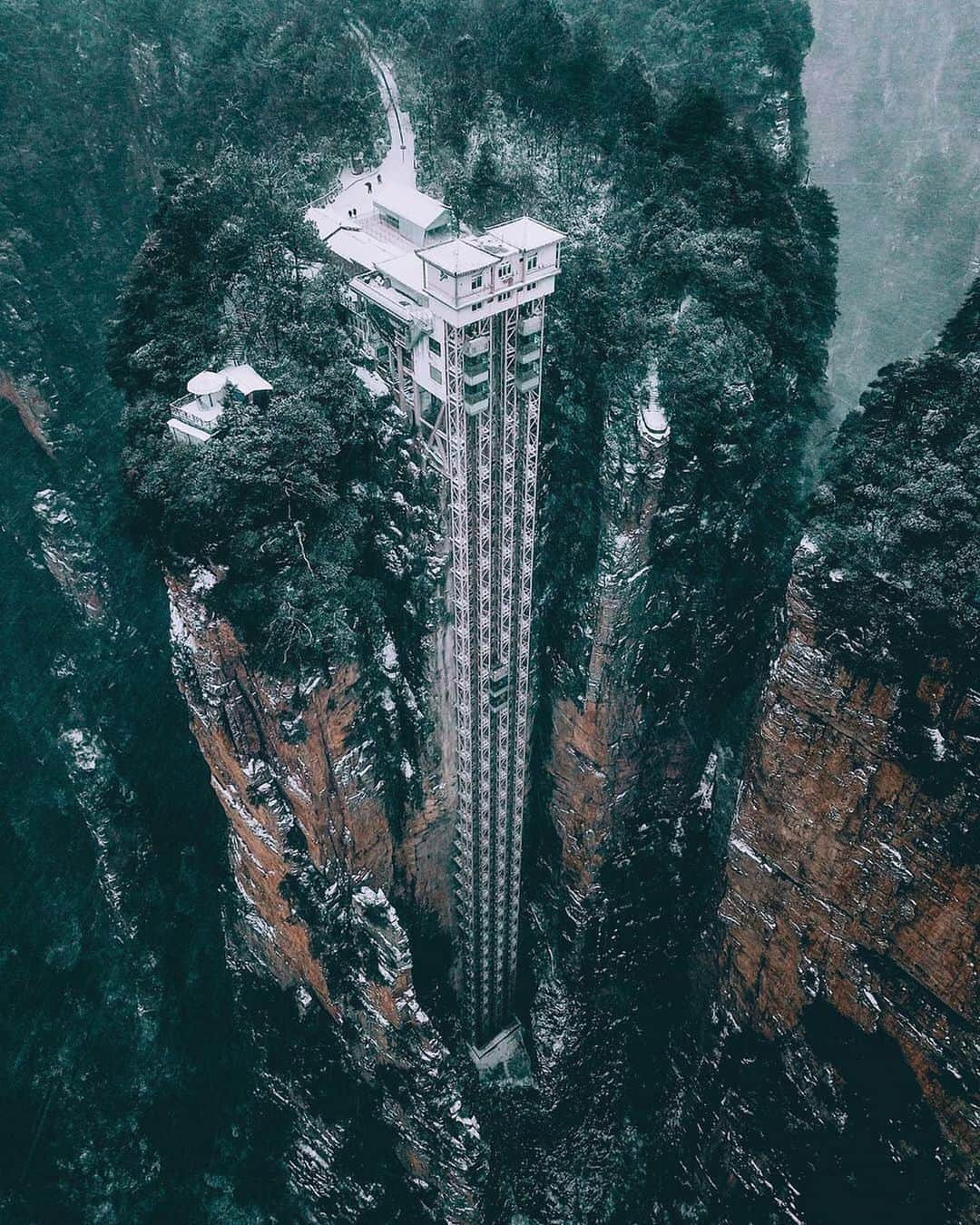 Earth Picsさんのインスタグラム写真 - (Earth PicsInstagram)「The Bailong Elevator, built in Zhangjiajie, China. 1070 feet tall, it's the highest outdoor elevator in the world. Photo by: @nk7」1月12日 18時09分 - earthpix