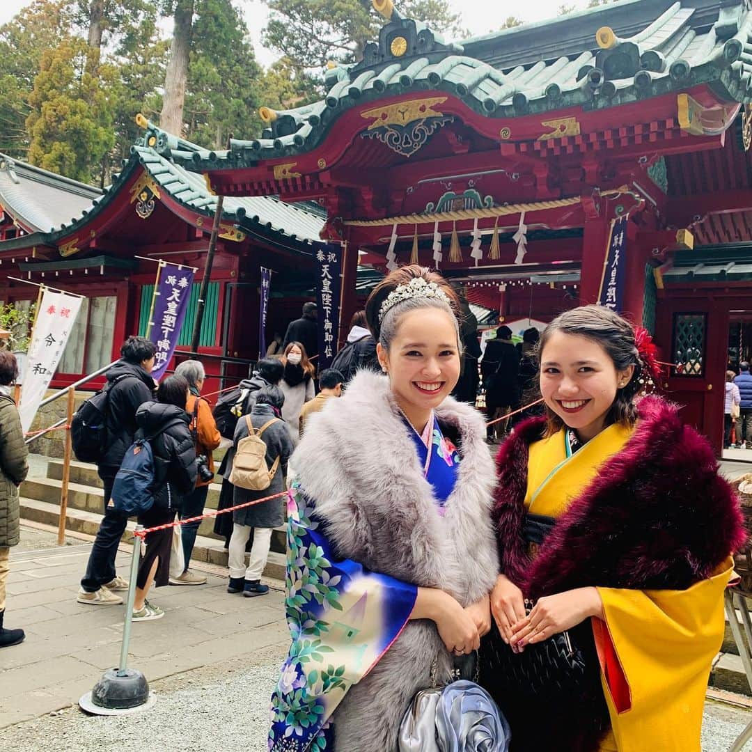 ジャスミンのインスタグラム：「20歳になるのはまだ少し先ですが、明日はいよいよ成人式です✨ 母の着付けの練習で振袖を来たので、初詣がてら神社に行ってきました⛩ 大人になっても、これまで通り夢に向かって頑張ります！ #2020 #成人 #令和2年 #箱根神社  #慣れない振袖 #姉は口紅を着物に #私はガムをファーに #付けて #母に叱られました #明日は気をつけます笑」