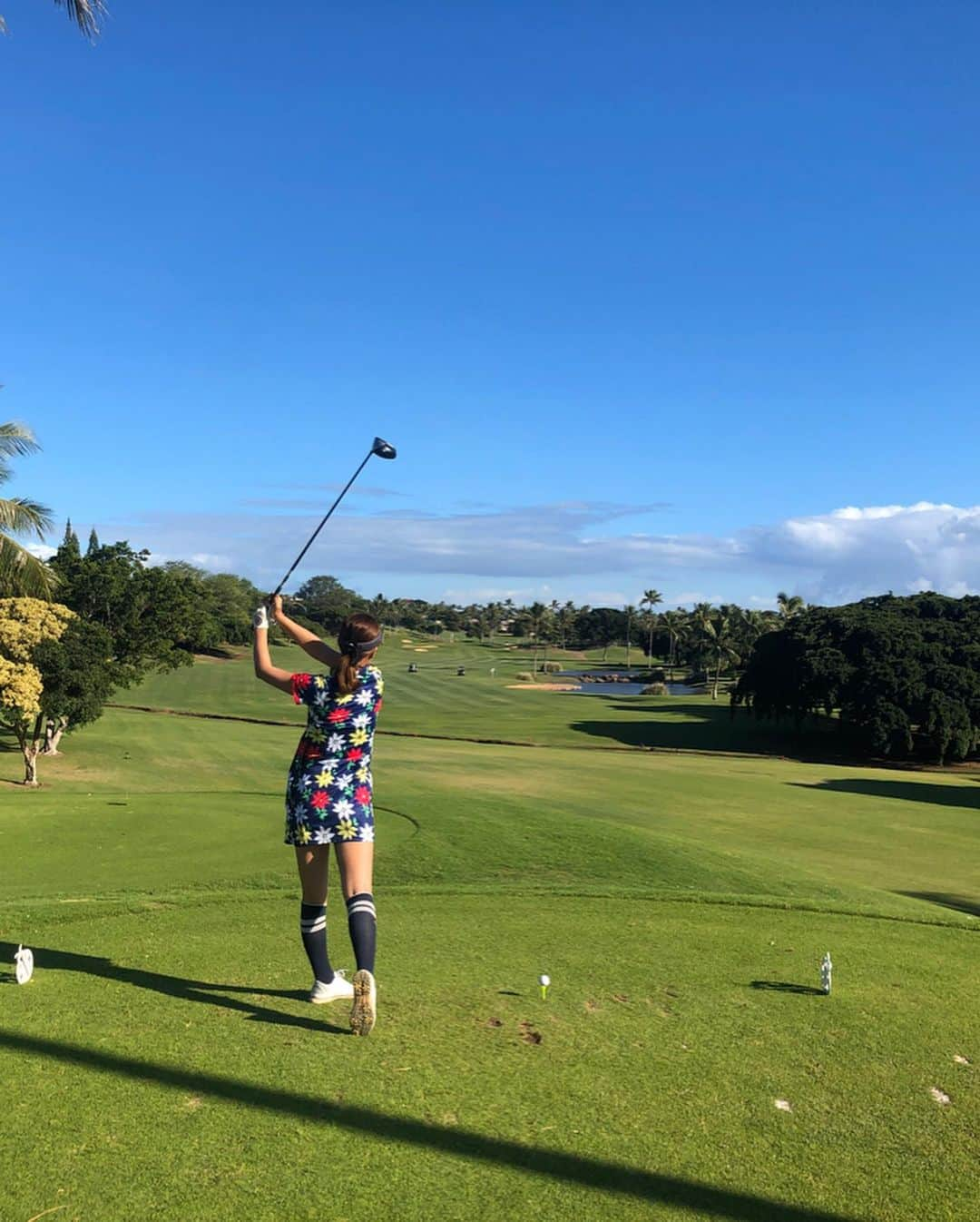 橋本真依さんのインスタグラム写真 - (橋本真依Instagram)「・﻿ ハワイゴルフ⛳️3日目！﻿ この日は1番行きたかったゴルフクラブ﻿ 「#コオリナゴルフクラブ 」﻿ ﻿ アウラニという﻿ ディズニーホテルの隣にあるゴルフクラブ🏌️‍♀️﻿ ﻿ このハワイ旅で4回行ったゴルフ場の中で﻿ 1番難しいと言われていました。﻿ でもまさか‼️﻿ 4回の中で1番スコアが良かったの💗﻿ 横も広くて気持ちいいコースでした✨﻿ すこしまわりの音も気になるけれどww﻿(3枚目動画参照👩🏻‍🚒ピーポー)  そして日差しが強い日は UVカットメガネ👓 ﻿ 後編へつづく📝﻿ ﻿ ﻿ ﻿ ﻿ ﻿ #女子力ねーさん#ハワイ#ハワイゴルフ#ゴルフ女子﻿ #happy#smile#love#peace#lucky#tbt#l4l#followme#followback#instagood#hawaii#swimwear#hawaii#hawaiilife#hawaiistagram#hawaiian#aloha#mahalo#waikiki#beach#sea#beautiful#bikini#golf#golfswing#hawaiigolf」1月12日 18時19分 - hashimotomai430