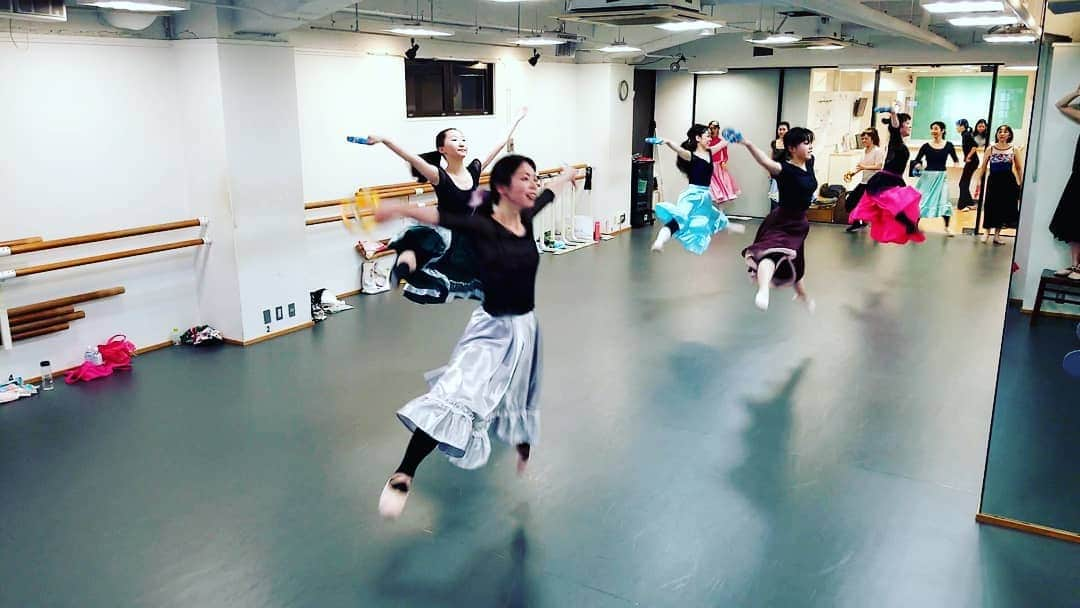 風花舞さんのインスタグラム写真 - (風花舞Instagram)「(日)Chacottダンスplus、本日も終了しました。ご参加くださった皆さん、ありがとうございました。  明るいラテン調、振り数やや多め、タンバリンまでついてきて、覚えることが沢山あって大変だったかと思いますが、 先週からの方も今日初参加の方も、皆さん最後までよく頑張って踊ってくださいました👏  IGTVは音なしで3本掲載しています。  来週再来週は新しいナンバーです。宝塚のショーの曲を予定しています。 事前予約制のクラスですので、Chacott渋谷スタジオにご予約お願いします☎️ 持ち物、曲名などはご予約の際にスタッフにお尋ねください  #Chacott#渋谷スタジオ#毎週#日曜日#ダンスplus#宝塚#ミュージカル#シアターダンス#ダンス#レッスン#クラス#dance#lesson#class#動画#IGTV#ロングフレアースカート#風花舞#ミモレ丈フレアースカート」1月12日 18時19分 - kazahanamai_official