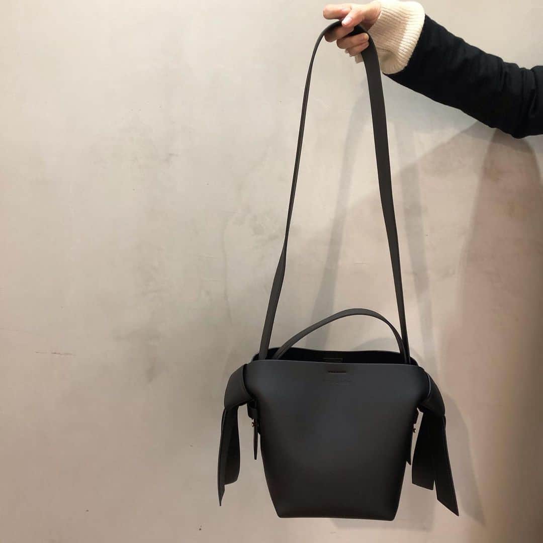 【ANN DE ARKさんのインスタグラム写真 - (【ANN DE ARKInstagram)「【NEW ARRIVAL】﻿ ﻿ 《Acne Studios 》 ﻿ ﻿ Musubi Mini(bag) ¥111,000+tax ﻿ 伝統的な日本の帯にインスパイアされたひねりの入った結び目がアクセントのショルダーバッグです👜 ﻿ 商品に関しましては、お気軽に店舗までお問い合わせください。﻿ ⬇︎⬇︎⬇︎﻿ @ann_de_ark ﻿ #fashion #栃木 #宇都宮 #ショップ #acnestudios #アクネストゥディオズ #新入荷 #ショルダーバッグ #bags」1月12日 18時20分 - ann_de_ark
