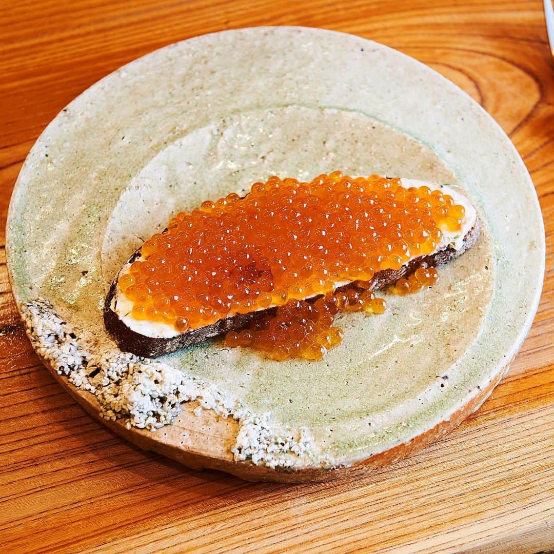 Hanako公式さんのインスタグラム写真 - (Hanako公式Instagram)「抜け感のある店内と、和×フレンチの創作料理に舌鼓🍷﻿ ﻿ 〈BOLT〉の一押しメニューは、フレッシュチーズと香草を混ぜ、フレッシュハーブを加えたフロマージュブランをパンに塗り、ゲヴェルツトラミネール漬けの新いくらをどっさりのせた「いくらのゲヴェルツマリネ、セルベルドカニュ、ビーバーブレッド」🥖﻿ ﻿ 【Hanako_1179全国グルメ特集より】﻿ #Hanako #Hanako_magazine #おすすめ店 #グルメ #グルメ部 #食べ歩き #東京グルメ #東京ランチ #忘年会 #新年会 #カフェ巡り #スイーツ部 #台湾グルメ #喫茶店 #カレー好き #肉グルメ #パフェ #アイス部 #餃子 #クラフトビール #ベーカリー #パン好き #mytokyois #tokyotokyo #BOLT #牛込神楽坂 #mytokyois #tokyotokyo #photoby_Chihiroshima」1月12日 18時12分 - hanako_magazine
