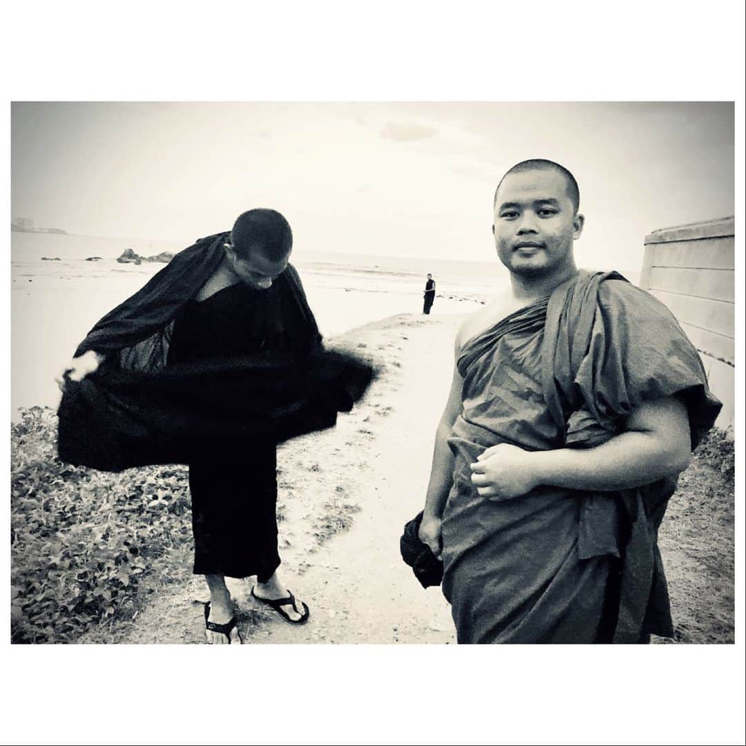マット・ディロンさんのインスタグラム写真 - (マット・ディロンInstagram)「Cambodian monks in Galle. When I ever meet Cambodians abroad, part of me feels closer to home. 🇰🇭 🇱🇰 #gallesrilanka #srilanks #cambodia #buddhism #galle」1月12日 18時15分 - mattdillon