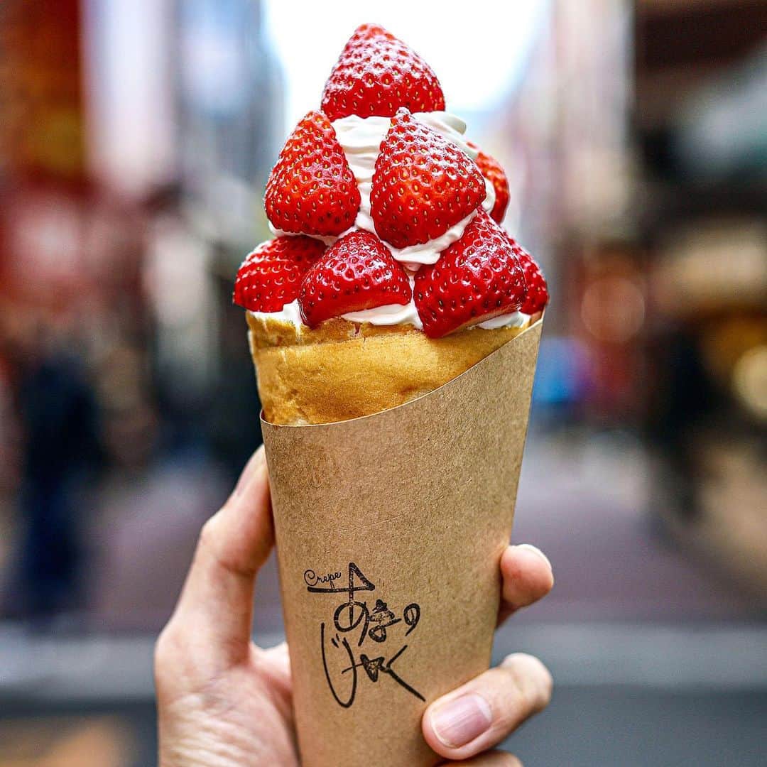 きょん。さんのインスタグラム写真 - (きょん。Instagram)「. .  Crepeあまのじゃく @crepe.amanojyaku  クレープは 自由だ〜！の図。  ストーリーズで 販売開始のお知らせを知り、 今年も食べてきました イチゴクレープ🍓  平日限定です🍓  #Crepeあまのじゃく #strawberry#osaka」1月12日 18時16分 - kyon_tokiiro