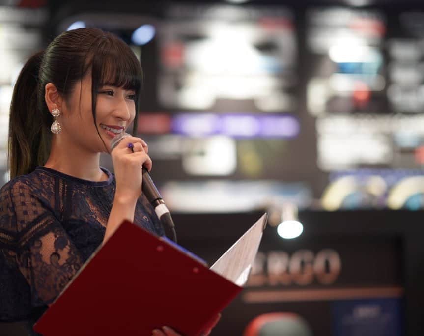 有馬綾香のインスタグラム：「やっぱり東京オートサロンが始まらないと1年が始まらない！！ と再確認するくらい今年も大盛り上がりでしたねぇー！  私は今年ケースペックグループブースにてMCをさせて頂きました💁‍♀️ 織戸学選手とのトークショーと、 新作商品の発表。  初めての経験をさせて頂き ケースペック関係者の皆様、 お客様、 いつも応援してくれてる皆様には感謝の気持ちでいっぱいです…😭✨ あっという間の3日間。 この経験を絶対に生かしてもっともっと幅広い活動が出来るよう頑張ります！！！！ 改めて今年もどうぞよろしくお願いします！！ #tas #tas2020 #MC #kspec」