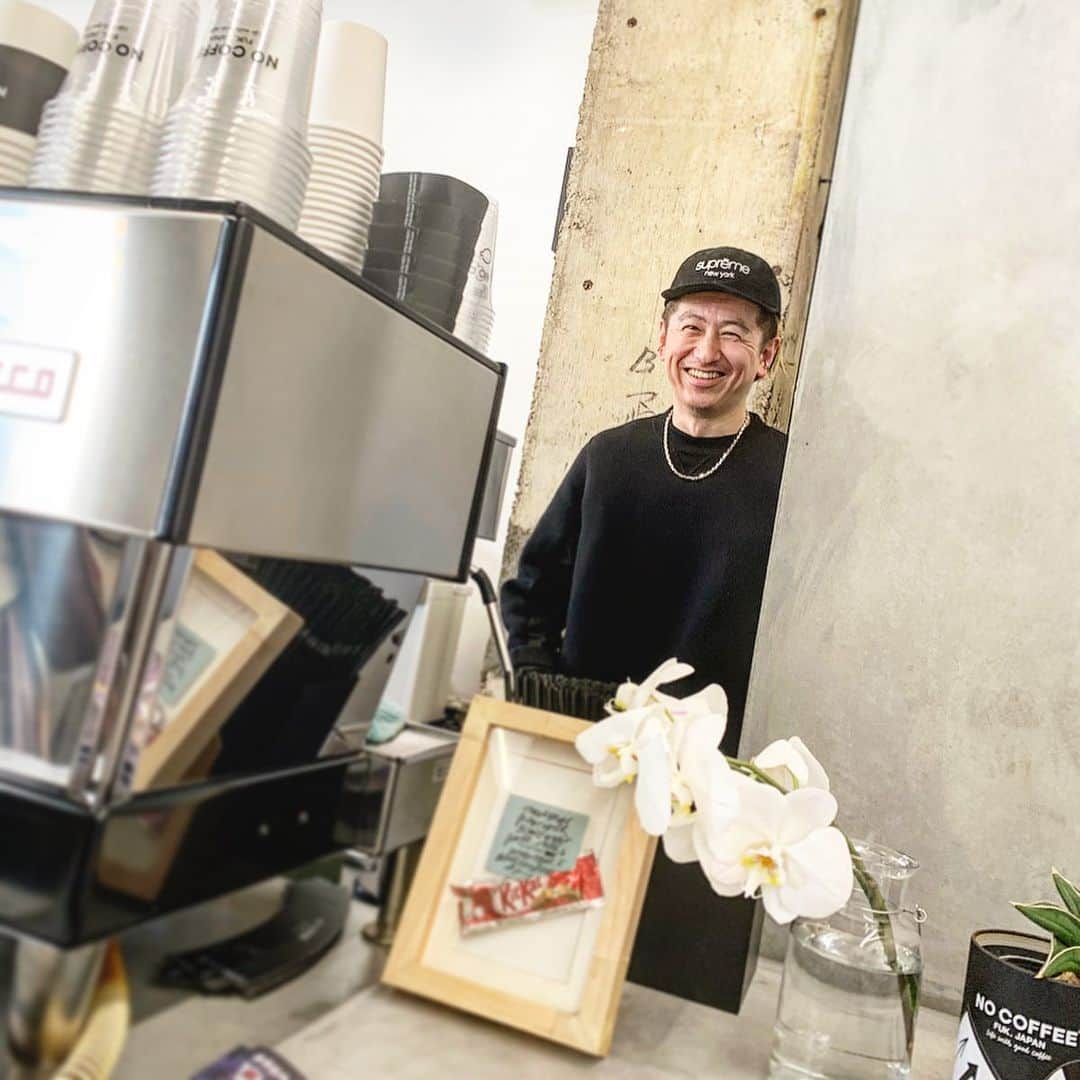 百瀬俊介さんのインスタグラム写真 - (百瀬俊介Instagram)「Visitando a Fukuoka, Visitando a NO COFFEE, Donde te recomendó cafés en Fukuoka ☕️ 福岡に来ると立ち寄るカフェ『NO COFFEE』　 シンプル&オシャレで種類豊富なノベルティも販売していて今回も色々とアイテムを購入☝️ @satosinsuke とも久しぶりに再会🤝 最高の笑顔いただきました😄 NO COFFEEの姉妹店で焼き菓子専門店 @onsugar_official もオープン🍪🍩 海外初出店は @nocoffee_int を中国は上海に進出と福岡移住から5年間で素晴らしい店舗拡大👏👏👏 これからも楽しませてね〜  #nocoffee #cafe #fukuoka #onsugar #ノーコーヒー #福岡 #カフェ巡り #再会 #上海　#不是咖啡」1月12日 18時28分 - momose_shunsuke