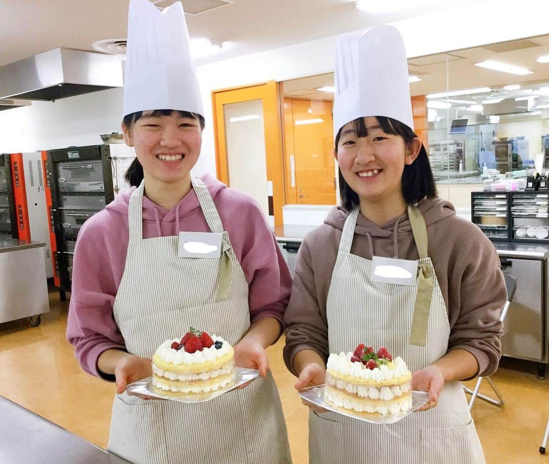 神戸製菓専門学校（公式）さんのインスタグラム写真 - (神戸製菓専門学校（公式）Instagram)「🌈オープンキャンパス🌈 今日のオープンキャンパスは絞り技術を活かした「#フルーツショートケーキ 」🎂 #1人1台 生地作りから体験してもらいました😊  試食は #お菓子専科 担任の河野先生作 #いちごのタルト 🍓  次回のオープンキャンパスは  1/25(土) バレンタインを先取り！マカロンつき「#チョコレートタルト」💝 1/26(日)さくさくクッキー生地が最高🎶チョコチップメロンパン🍞  予約はLINE@や公式ホームページからできます😌今年もたくさんの方にお会いできるのを楽しみにしております✨  #神戸製菓 #神戸製菓専門学校 #神戸製菓専門学校oc  #オープンキャンパス #タルト #ショートケーキ #お菓子作り #製菓 #パティシエ #お菓子作り好きな人と繋がりたい #神戸 #三宮 #神戸カフェ #三宮カフェ #三ノ宮 #pattistagram2020」1月12日 18時21分 - kobeseika_info