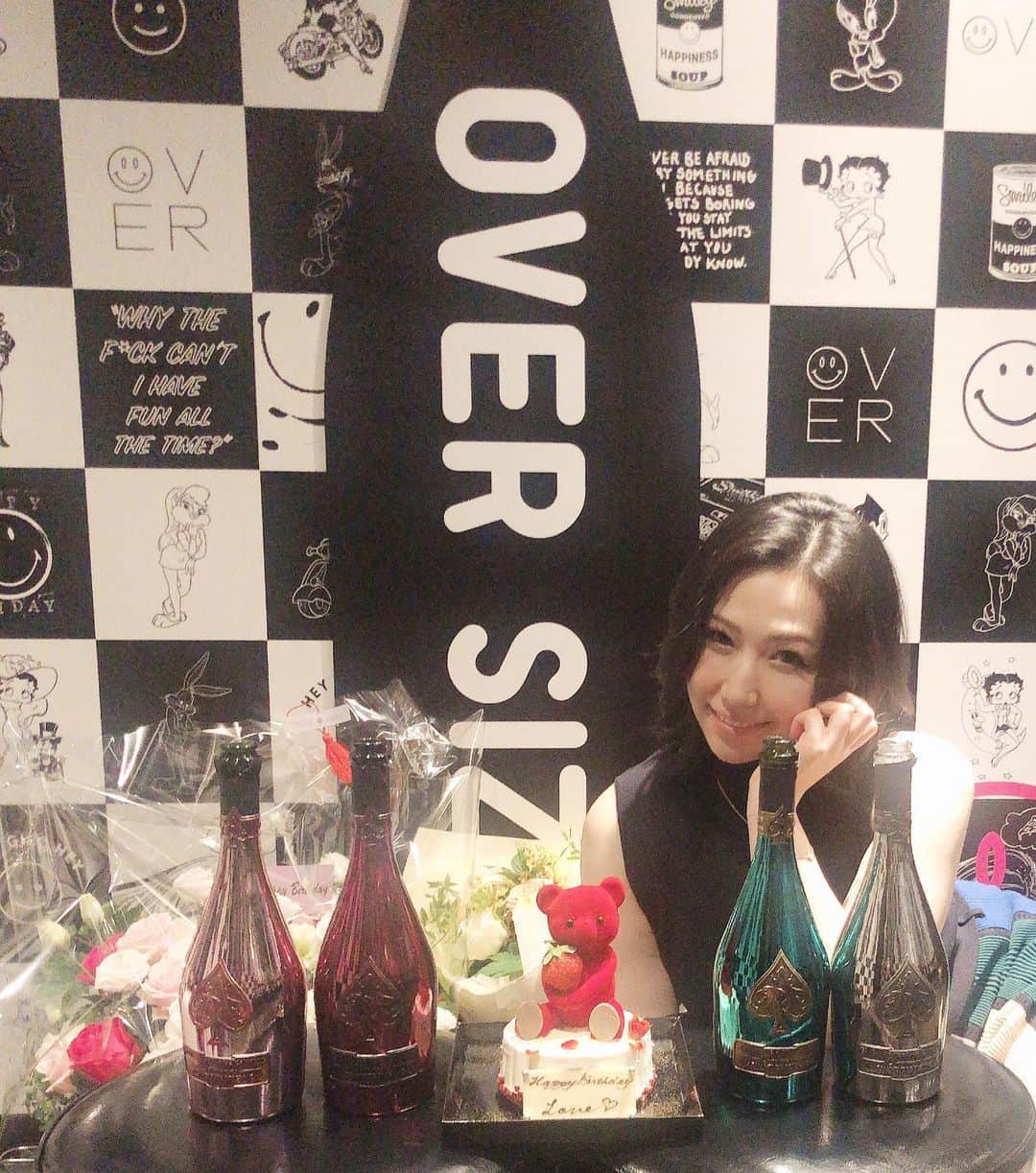 佐山愛のインスタグラム：「❤︎ ・ どうも、31歳になりました佐山です♪ ・ 誕生日当日はマイラブたちと @anri_okita  @official_hitomitanaka  @yochinocchi  おデートをして、 ひーちゃんのアウトな食い込みに ゲラゲラ笑って過ごしました🤣❤️ ・ ・ ねおんのところでも @neon_oversize  @oversize0808  お祝いしてもらったり、 ここ数日ずっと浮かれポンチ♡ ・ ありがたや〜ありがたや〜😻 ・ ・ ふとしたときに これが加齢というものか… と実感することもありますが笑 幸福度は常に今が最高で それをずっと更新し続けてるのは 私にHappyをくれる 周りのみんなのおかげだなと 改めて思うのですよ❤️ ・ ただ歳をとるのではなく 重ねていくということを 大事にしたい私にとって、 こんな幸せなことってないなぁ、ほんとに。 ・ ・ みんなありがとう❤️ ・ 31歳も楽しくHappyに 佐山は生きていきます✨」