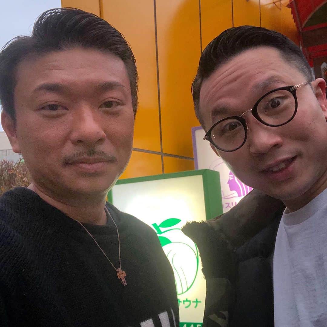 のインスタグラム：「ここのサウナ久しぶりに来た 相変わらず水風呂キンキンで👍🏼 アカスリでごっそりアカ落としてスッキリ . ※ガラ悪いっぽいけどいいヤツ 笑  反社じゃないよ🤣 . #サウナ #アカスリ #反社じゃないよ 🤣#人を見ためで判断してはいけないよ 笑」