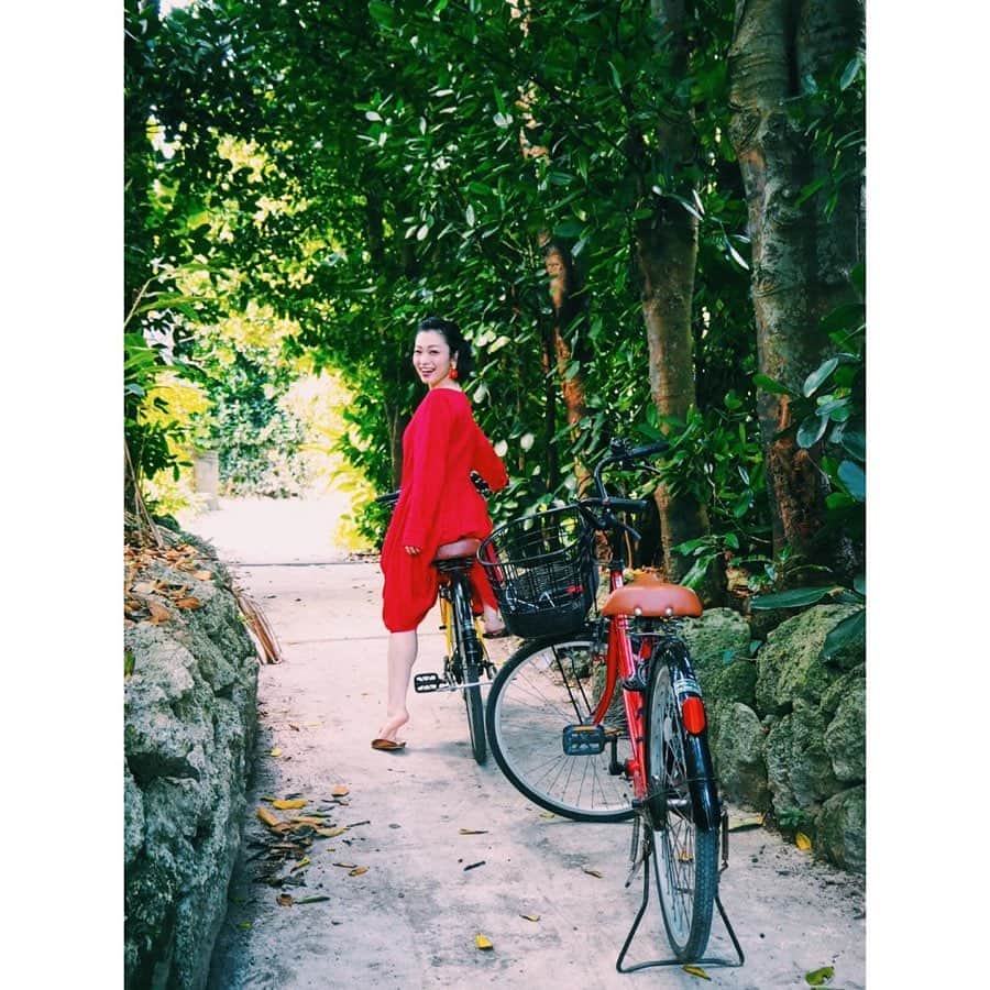 のインスタグラム：「・ 三連休なので、旅行の写真をふたたび☺︎ 深い緑の中はジブリの世界みたいでわくわくしました🌳 ・ ・ #instagood #instalike #instafashion #reddress #tripgram #okinawatrip #okinawa #okinawajapan #artwork #japanesegirl #沖縄 #沖縄旅行 #備瀬のフクギ並木 #フクギ並木 #レンタサイクル #観光スポット #cycling #cyclinglife #cyclingphotos #instacycle #naturephotography #naturelovers #nature #instasea #beach #beachlife #緑を抜けたら海 #最高 #ニシアイアート」