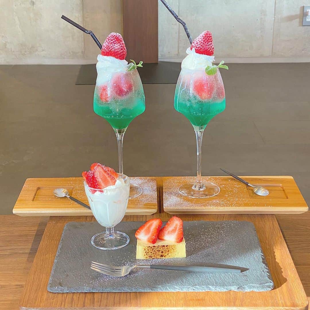 のインスタグラム：「フォトジェニックな苺のクリームソーダと苺スイーツがとってもおしゃれ♡﻿ ﻿ こちらは三軒茶屋にある #guuutaracoffe で食べられるのだそう♡﻿ アットホームな雰囲気でひとりカフェにもぴったり◎﻿ ﻿ ﻿ ﻿ ﻿ ﻿ ﻿ ✔︎ @nougarsato  世田谷区太子堂４丁目１８−１, ２F﻿ ﻿ ﻿ ﻿ ﻿ ﻿ ﻿ ﻿ ﻿ ﻿ ﻿ ﻿ ﻿ ﻿ #laurierpress_三軒茶屋カフェ﻿ ﻿ ﻿ ﻿ ﻿ ﻿ Thank you♡﻿ @kanasanpo_1106 ﻿ ﻿ ﻿ ﻿ ﻿ ﻿ ﻿ ﻿ ﻿ ﻿ ﻿ ﻿ ﻿ ﻿ ﻿ ﻿ ﻿ ﻿ ﻿ ﻿ #ローリエプレス #三軒茶屋カフェ #クリームソーダ」