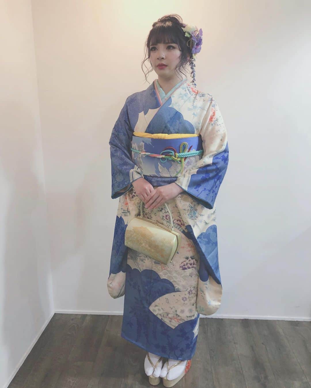のインスタグラム：「* * *  着付けも大好き　💙 * *  苦しくなく、 美しく見える様に 意識しています * * 来年度のご予約も 増えてきました  お早めにご予約ください🙇‍♀️️💕 * *  #成人式 #成人式着付け #着付け #arrange #hairarrange  #kaekoarrange  #cocolohair」