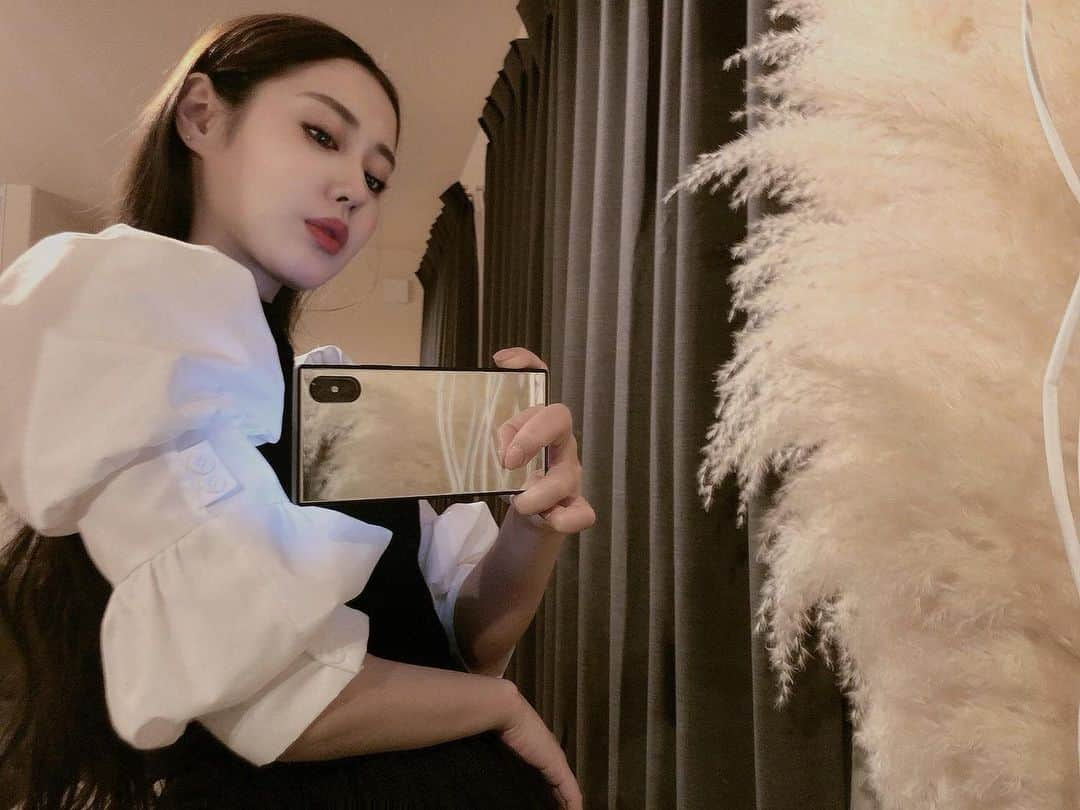 八尋莉那のインスタグラム：「ワンホン(中国のインスタグラマー)風メイクをしたよ💄❣️ ほんのり赤みを加えた瞼と長めの眉とマットなリップにタイトな前髪がポイントです❤︎ @hongmeinumedia さんのアカウントに載っている美女が大好物です😍中国人YouTuberのメイク動画を参考にメイクアップしてみました❤︎ ・ #ワンホン#網紅#KOL#淘宝直播#紅美女#Makeup#ワンホン風メイク#韓国コスメ#マットリップ#チークレス#follow#followme#instagood#instagram#可爱的#japanese#japanesegirl」