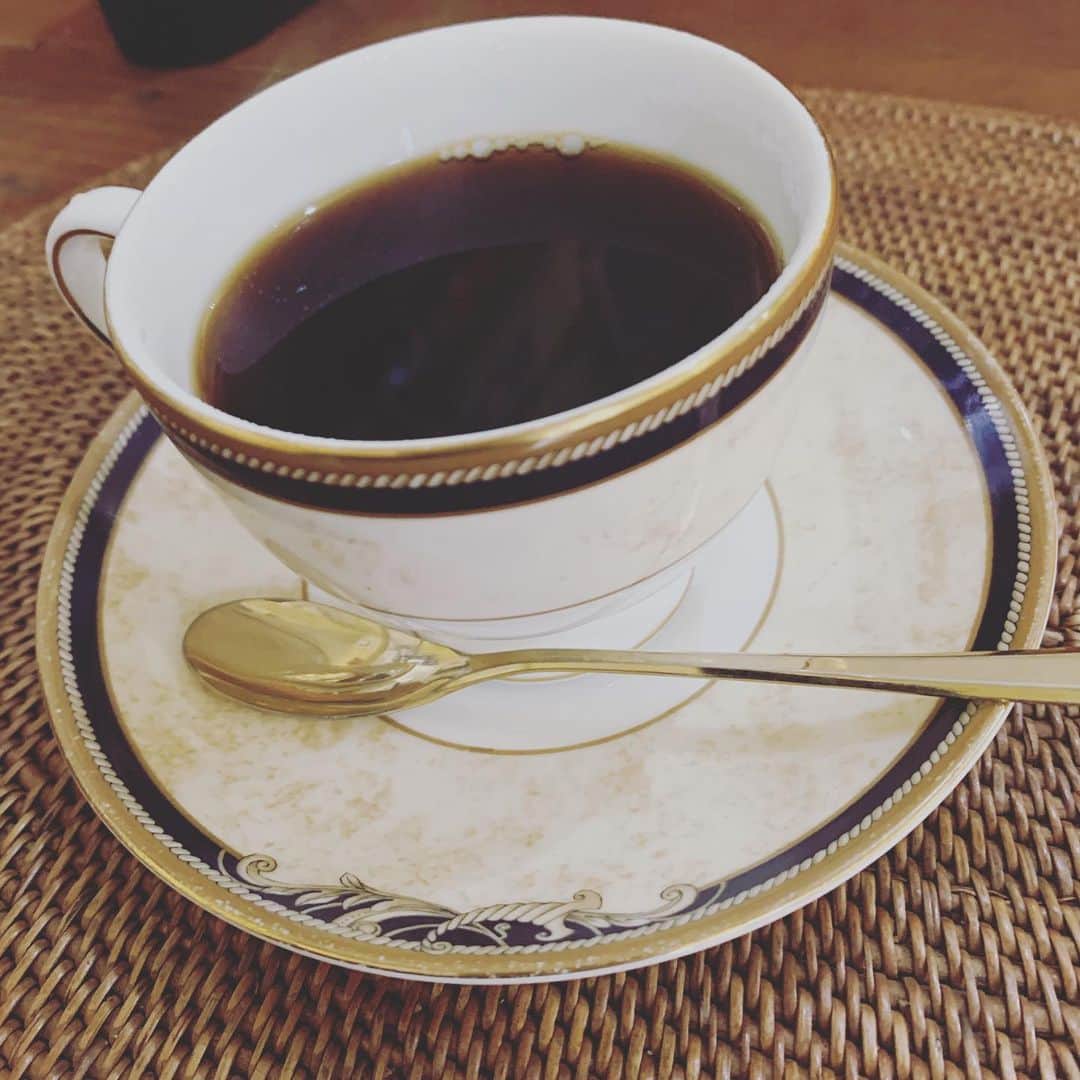 長田成哉のインスタグラム：「コーヒーの良さに気づく。 地元で祖母が喫茶店をやってるんですが、その影響か遂に俺もコーヒーを豆から挽いて入れるようになりました。※どちらかというとキャンパーになったのが大きな要因です。笑 #coffee」