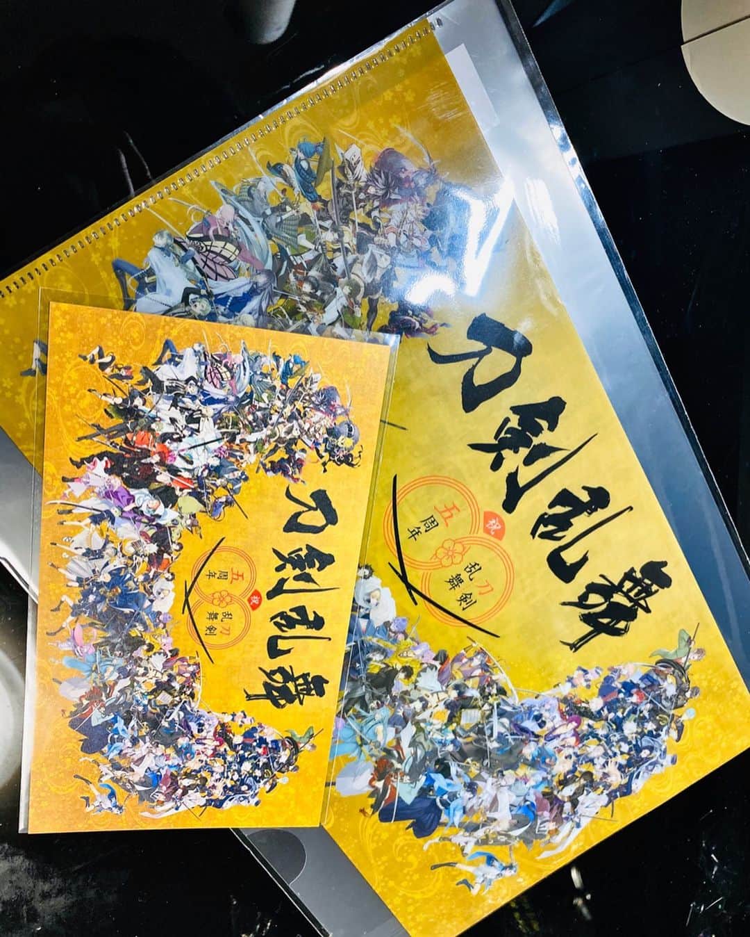 鈴木暁昇のインスタグラム：「* ◆刀剣乱舞5周年イベント-本丸博-2020』（とうけんらんぶほんまるはく）で提供させていただいた大祝賀パネル題字をようやく観に行くことが出来ました。 * 平日に関わらず想像以上の混み具合でチケット事前入手しないと入れないほどのイベント人気。 * 【イベント開催期間】 2020年1月5日（日）～1月19日（日）10:00～19:00 * 【開催場所】池袋・サンシャインシティ展示ホールA・B（東京都豊島区東池袋3-1） * 【入場料金】 入場券：2000円［税込］ チケットクリアファイル付き入場券：2600円［税込］ * ローソンチケットなどの利用がおすすめです。 ※前売・当日ともに料金一律 【主催】「刀剣乱舞-本丸博-2020」製作委員会 【告知協力】WOWOW * I designed popular anime characters in Japan.  The size of the image panel is a huge panel measuring 4 meters wide and 2 meters high. *** *** *** *** *** *** ◆2月開講 鈴木曉昇通信基礎講座、リアル講座等、新規受講生募集中✨ * 詳しい内容はホームページに記載しております。申し込みはメッセージかホームページ問い合わせより受付致します。 * 🔎鈴木曉昇 🔎鈴木曉昇 書芸教室 * #書道 #鈴木曉昇 #和 #wabisabi #calligraphy #筆文字 #artistic #硬筆 #ペン字 #beautiful #chinesecalligraphy #japanesecalligraphy #墨 #sumi #書法 #japan #手書き #美文字 #手書きツイート #オリンピック #Olympic #japaneseculture #日本 #chineseculture #書道パフォーマンス」