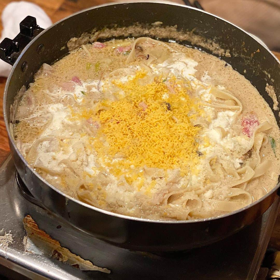 Mika Jimboさんのインスタグラム写真 - (Mika JimboInstagram)「食いしん坊万歳グループの新年会で去年から行きたかったイベリコ豚おんどる焼 裏渋屋に行ってきた🐷これまた道玄坂上で、最近やっぱり道玄坂上がアツい💯. . . . おんどるって聞くとサムギョプサルしか思いつかないけど、ここはフォアグラ鍋を注文🤨❤️. . . 思ってた100万倍美味しくて死んだ😭❤️❤️❤️カロリー爆弾すぎるけど、このネギとフォアグラの組み合わせは最高だし、フォアグラの脂でまずは豚肩ロースを焼いて食べて、そっからここに豆乳をINして味変しゃぶしゃぶ🙋🏽‍♀️. . からの、残った汁でチーズパスタにして、さらに残った汁でご飯入れてリゾット🥰. . . 至高すぎてもうたまらんち❤️. . . あんなにフォアグラを全部摂取したことないよ🥳❤️. . もちろん残さず全部食べた俺らはやっぱり食いしん坊万歳🙌. . 最後の米まで行く人滅多にいないってお店の人驚いてた🤪👍🏾. . とにかく美味しい最高、絶対リピるの確定なお店😇. . . 2020年キテる。 #東京のうまいメシシリーズ  #渋谷#裏渋谷#裏渋屋#イベリコ豚おんどる焼裏渋屋#食べログ#新規開拓#渋谷グルメ#渋谷メシ#shibuya#フォアグラ#フォアグラ鍋#その場で次の予約してた友達#わろた#店員さんも最高#曲のセンスも最高#すぐ歌っちゃう#とにかく早くまた行きたい」1月12日 18時49分 - mikajimbox