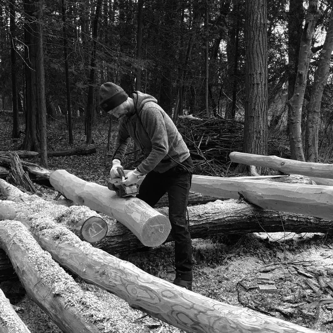 藤代冥砂さんのインスタグラム写真 - (藤代冥砂Instagram)「本日丸太の皮剥き作業。 体バキバキ、明日怖し。 小さな林業やって、半林半芸(芸術家)もありか？1/4林くらいも？ 未来は未知が楽しいぜよ。  #林業　#丸太　#ログピーラー　#半林半農」1月12日 19時02分 - meisafujishiro