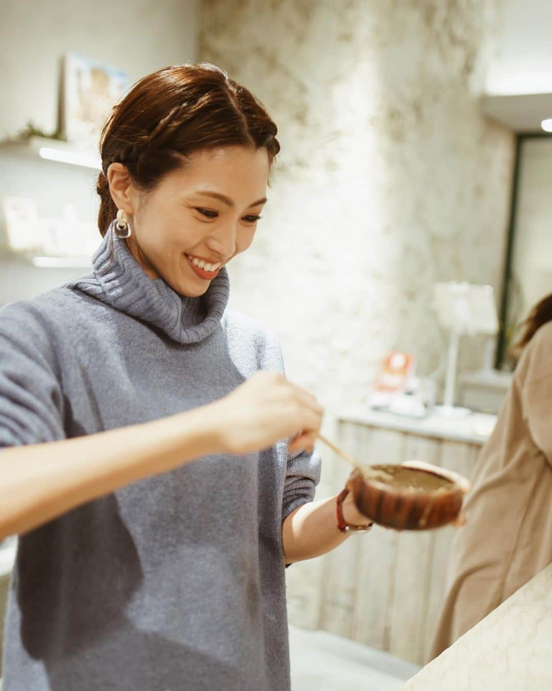 喜田彩子さんのインスタグラム写真 - (喜田彩子Instagram)「﻿ ﻿ 1/11に表参道店がオープン 1 周年を迎える、オーガニックコスメ “ARGITAL” の 1 周年記念レセプションパーティーへ行ってきました🍑﻿ ﻿ 温かみがあって、清潔感のある店内でスタッフの方がとても丁寧に説明をしてくださり、大人気商品の#グリーンクレイ を手元でお試し出来るコーナーもあり、私もお願いしました♩﻿ ﻿ 手元がパッと明るくなり、ちゅるちゅるになったので、全身使いたい🤤💕﻿ ﻿ 表参道店オープン 1 周年を記念して 1/11〜アルジタル表参道店限定でヘリクリサムハンドクリーム S とエモーショナルチョコレートが発売されているので、是非お店に行ってみてね🍫﻿ プレゼントにも素敵だと思います♡﻿ ﻿ ﻿ ﻿ @argital_japan﻿ #アルジタル表参道1周年 #ヘリクリサムハンドクリーム #エモーショナルチョコレート #グリーンクレイ #アルジタル #アルジタル表参道 #argital #オーガニック #オーガニックコスメ #organic #organiccosme #コスメ #cosme﻿」1月12日 19時03分 - ayacokida