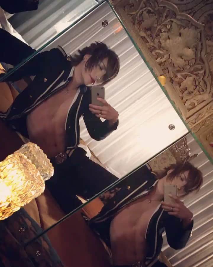MiA のインスタグラム：「皆様休日は如何お過ごしですか。僕は足が痛くて寝込んでます。」
