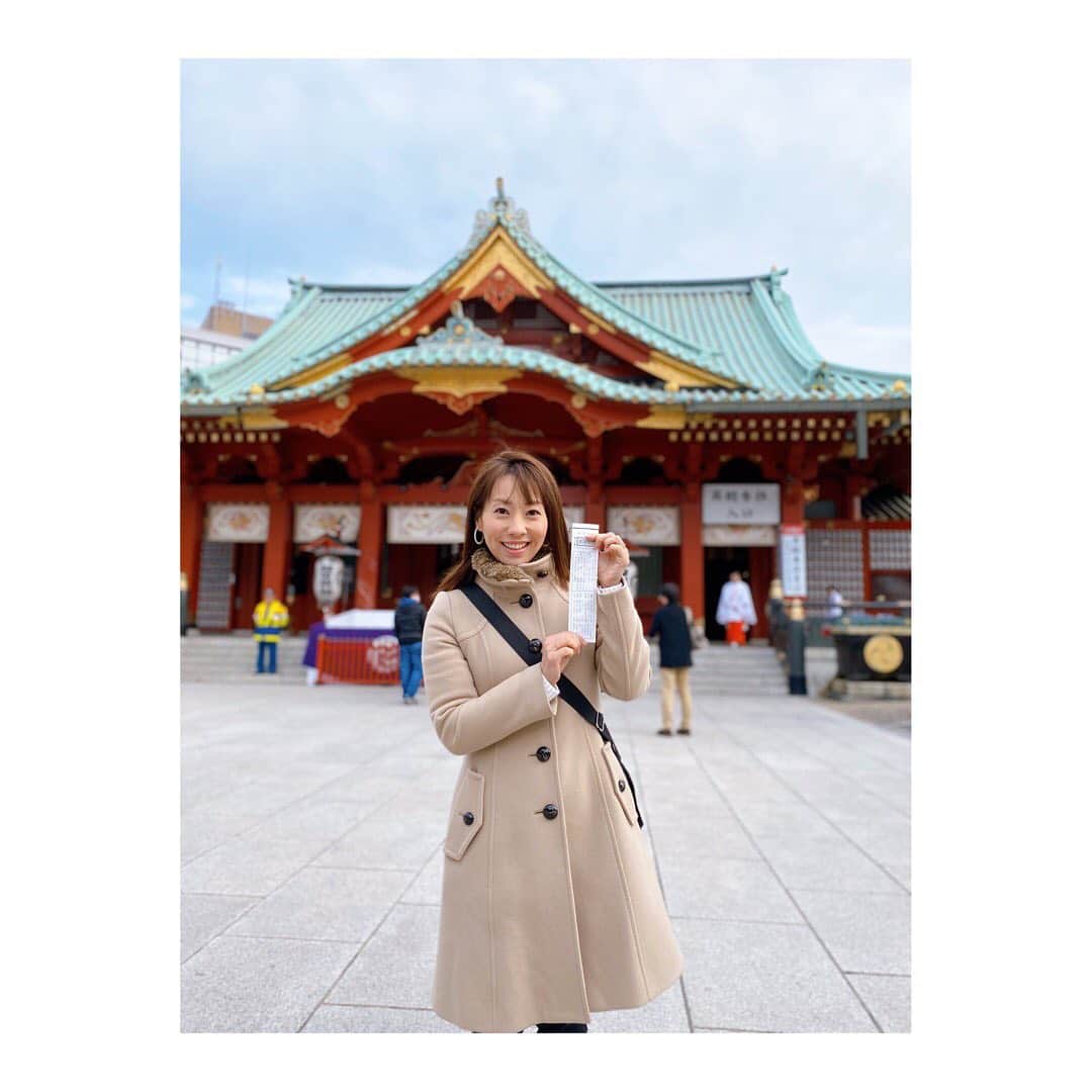 のインスタグラム：「. 今日絶対行くと決めて、 早起きして９時前には到着！ とっても気持ちよく 参拝出来ました🙌✨ 毎年の新年の恒例行事を 完遂できて 気持ちもスッキリ✨ おみくじが大吉だったのも なお良しです👍 . #お参り #初詣 #神田明神  #おみくじ #おみくじ大吉 #勝守  #お散歩 #東京散歩 #神社 #⛩ #御茶ノ水 #tokyo  #東京 #日本 #japan #甘酒」