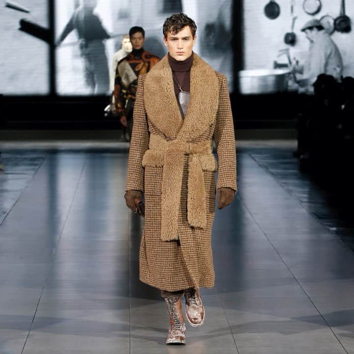 のインスタグラム：「The #DGMestieriDArte Men's Fall Winter 2020/21 Fashion Show. The woolly, maxi single-breasted honey coat characterizes the statement look, paired with oxidated brown boots. Behind the coat, a new interpretation of the men’s bag.  The background sounds recall those of real craftworks. #DGArtisticCraftsmanship #DGMenFW21 #DolceGabbana #DGFattoAMano」