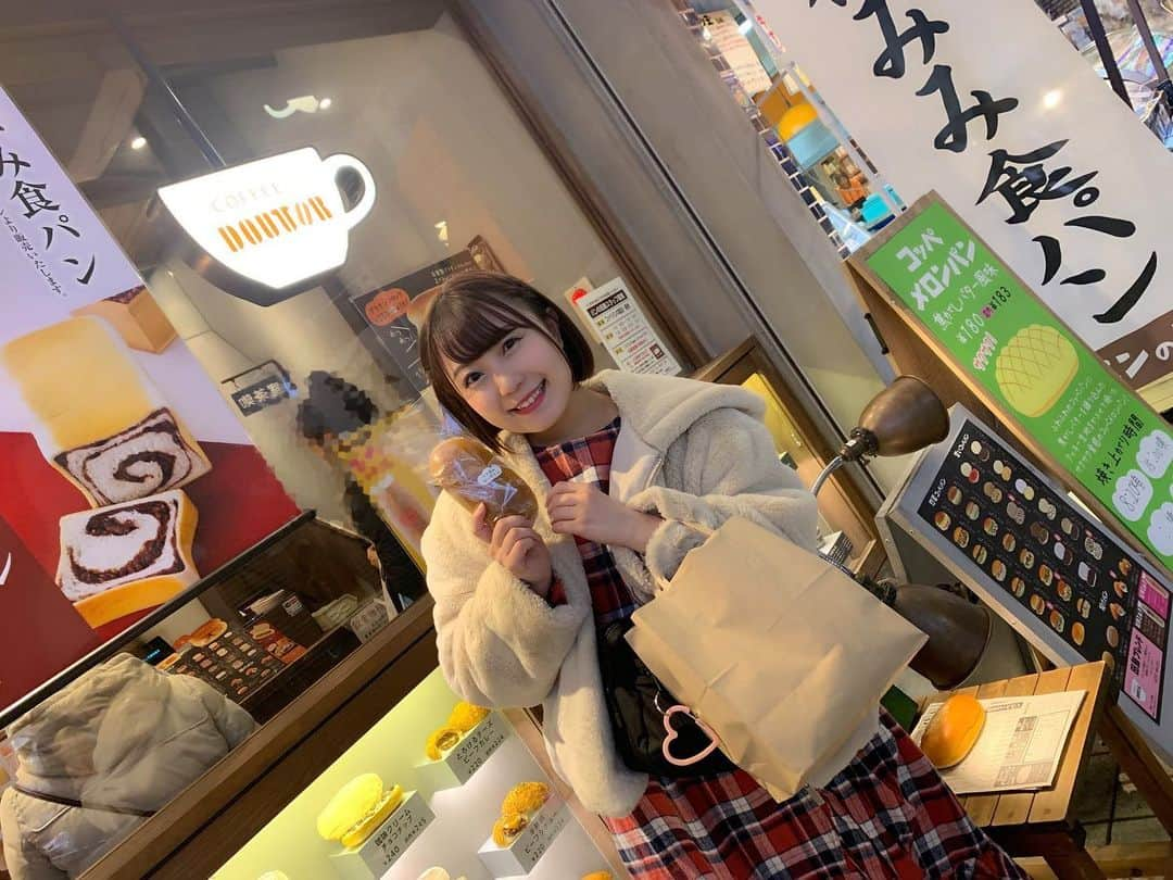 嶋梨夏さんのインスタグラム写真 - (嶋梨夏Instagram)「阿佐ヶ谷のパールセンター商店街に美味しいコッペパンの「パンの田島」があります🥺💓今日はマチソワ間にあゆちゃんまりんちゃんと買いに行きました🥰photo byあゆちゃん🥳グラタンコッペもあんこマーガリンも絶品でした🥖💕💕💕 #舞台 #スティングガールズ #ザムザ阿佐ヶ谷 #19日まで #上演中 #阿佐ヶ谷 #パールセンター商店街 #パンの田島 #コッペパン #sweets #スイーツ女子 #アラサー女子 #甘党 #丸顔 #ぷに子 #photooftheday #JAPAN #japanesesweets #japanesegirl #avex #avexmanagement #instagood #followme #極度の甘党 #ricashima #嶋梨夏」1月12日 19時00分 - shimarica_jp