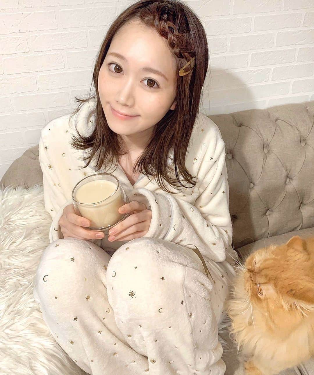 のインスタグラム：「最近飲み始めた『黄金あまざけ』が美味しすぎる…🤤✨ 何年か前から美容のために甘酒を飲むのは日課なんだけど、これは過去最高に美味しいかもしれない💓 豆乳を混ぜたり温めて飲むのも好き😍⠀ ⠀ 飲む点滴、飲む美容液と言われている甘酒の中でも違うレベルを目指してつくられたみたいで、それだけあってお肌の調子も良い感じ✨写真で伝わるかな☺️？ もっと早く飲めば良かった〜😭⠀ ⠀ スキンケアも大事だけど、年齢を重ねるにつれて自然なものから栄養を取り入れるインナーケアは本当に大事だなって感じるよ🥺 👶が産まれてからなかなかスキンケアにも時間をかけられないから、1番手っ取り早い美容法かも😂❤️⠀ アルコールが入ってないから、授乳中のママさんにも🥰⠀ ⠀ ちなみにこの黄金あまざけは @kyushu_a_shokuhin のトップにあるリンクから購入できるので気になる方はぜひ見てみて😋💕 しかも今、100円でお試しできる方法があるみたい🥺❣ ・ ・ ・ #黄金あまざけ#甘酒#熊本県産ヒノヒカリ#米麹100%#発酵食品#pr#九州アスリート食品 #飲む点滴#飲む美容液#美肌#ツヤ肌#アルコール0%#美容#美容好きな人と繋がりたい」