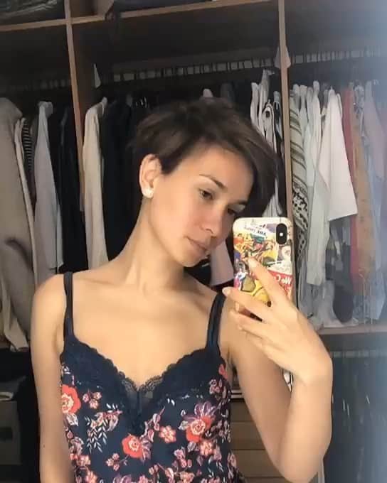 セリーナ・ジェイドのインスタグラム：「5 days after getting married I had to cut my hair for my next film! A little late to post... but it was actually quite nice to cut it! I imagined cutting away all my old karmas and attachments... it actually made me feel lighter. Unfortunately I had to dye it black and I prefer this color here but it’s fine... I can now officially say I cut my hair for a role ;)」