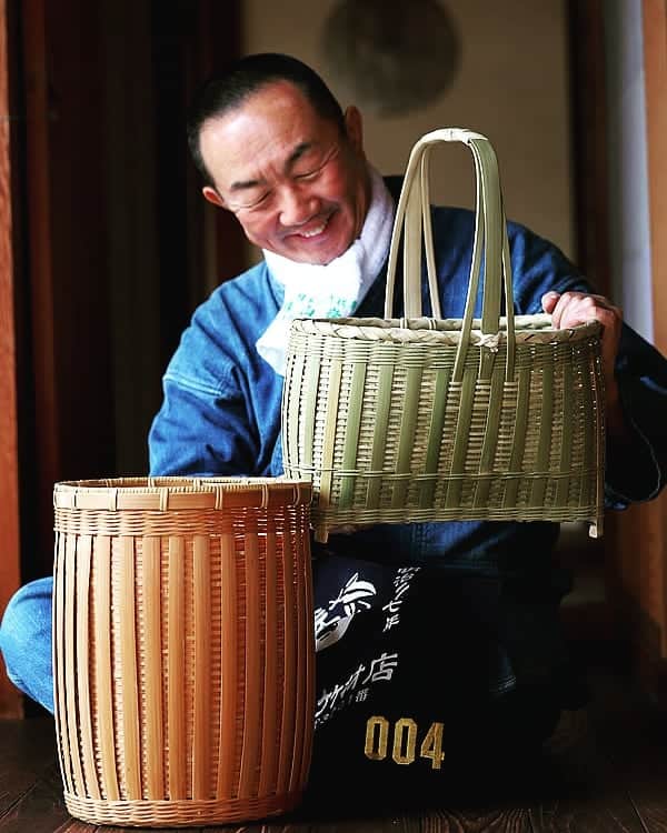 竹虎さんのインスタグラム写真 - (竹虎Instagram)「竹は日本各地にあって昔から使われてきただけあって何とも不思議な思いにかられる事がある。古老の職人が庭先で近くで伐採してきた真竹を割っている、何ができあがるのかと思っていたら手提げ籠バッグ。 . 元々昔から編んでいた籠を、人から頼まれて持ち手を付けた買い物籠に作るようになったと言う。なるほど、ズシリとくる丈夫さを感じさせる重さと筏底になった四隅の足に若い頃から手に染み込んだ熟練の仕事が見え隠れする。 . 初めて見た時には少し驚いた、ここからはずっと遠く離れた土地に暮らして懇意にして頂いている職人と、そっくりな籠の作りをしていたからだ。幅1.5センチ程度の縦ヒゴをゴザ目編みにかぶせる技法は珍しい。 . 真竹で編まれた手提げ籠バッグをこうして見てみると足が効いている。かなり身の厚い竹だから孟宗竹かも知れないと思ったがやはり真竹。良質な真竹が多い土地柄の生みだした竹細工のひとつだ。 . #竹虎 #虎斑竹専門店竹虎 #山岸竹材店 #竹虎四代目 #TAKETORA #竹屋 #竹製品 #竹細工 #竹工芸 #竹 #bamboo #虎竹 #真竹 #青竹 #職人 #国産 #日本製 #竹林 #環境 #籠 #ざる #手提げ籠バッグ #伝統の竹細工」1月13日 4時46分 - taketora1894