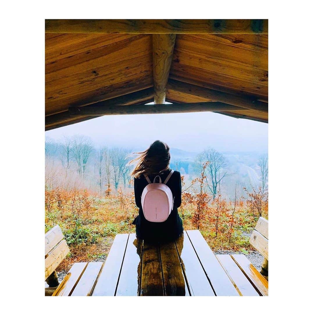 XD Designさんのインスタグラム写真 - (XD DesignInstagram)「Enjoying the moment 😍 @jilgrass and her Elle Fashion backpack at the #ThreeCountryPoint ⠀⠀⠀⠀⠀⠀⠀⠀⠀ ⠀⠀⠀⠀⠀⠀⠀⠀⠀ #MadeforModernNomads 🙌 ⠀⠀⠀⠀⠀⠀⠀⠀⠀ • • #xddesign #bobbybackpack #xddesignbobby #bobbyoriginal #antitheftbag #antitheftbackpack #usbbag #antitheft #travelers #packandgo #travellifestyle #travelgear #photooftheday #globetrotter #modernnomad #lifeontheroad #gotyourback #travelmore #digitalnomad #doyoutravel #thetraveltag #adventuretraveler #passportlife #travelbuddy #travelcommunity #adventurers #view #threecountryborder」1月13日 5時03分 - xddesign