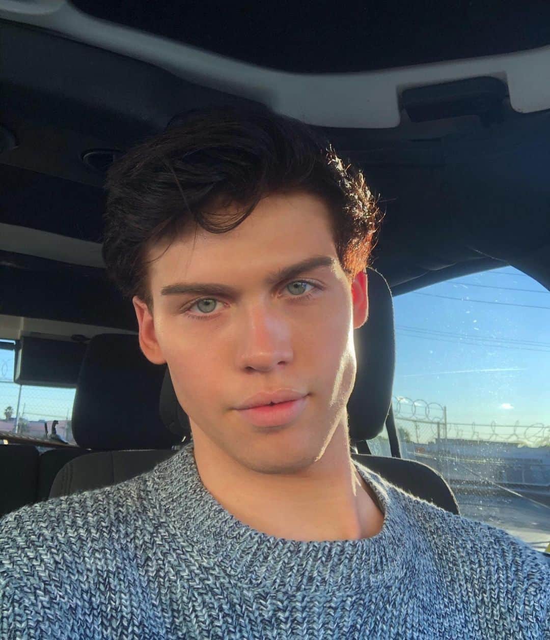 エイダン・J・アレクサンダーのインスタグラム：「ppl with blue eyes:」