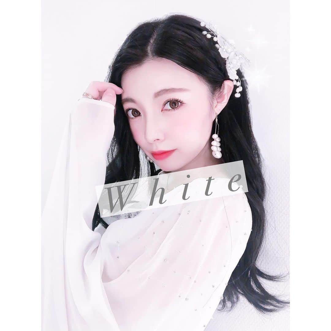 野崎夏帆のインスタグラム：「White👗 ﻿  #White﻿ #ドレス﻿ #衣装﻿ #片方だけジュディオング様風﻿ #通称女神衣装」
