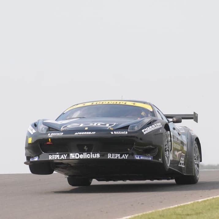 CarsWithoutLimitsさんのインスタグラム写真 - (CarsWithoutLimitsInstagram)「BE SURE TO FOLLOW @francesco.castellacci professional racing driver in the FIA World Endurance Championship with @ferrari. A photo of the flying 458GT3 in 2011, in which he won the European FIA GT3 Championship 🏁  #carswithoutlimits #ferrari #458 #458gt3」1月13日 5時22分 - carswithoutlimits