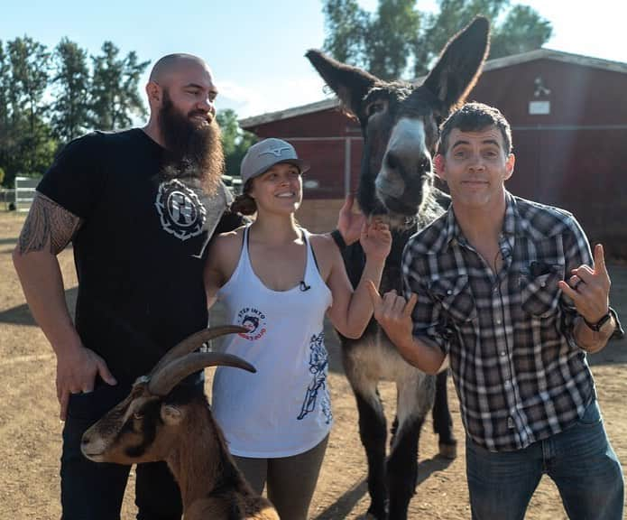 ロンダ・ラウジーさんのインスタグラム写真 - (ロンダ・ラウジーInstagram)「@steveo gets rowdy at @browsey_acres! Stay tuned for new content coming soon! @rondarouseydotcom」1月13日 5時25分 - rondarousey