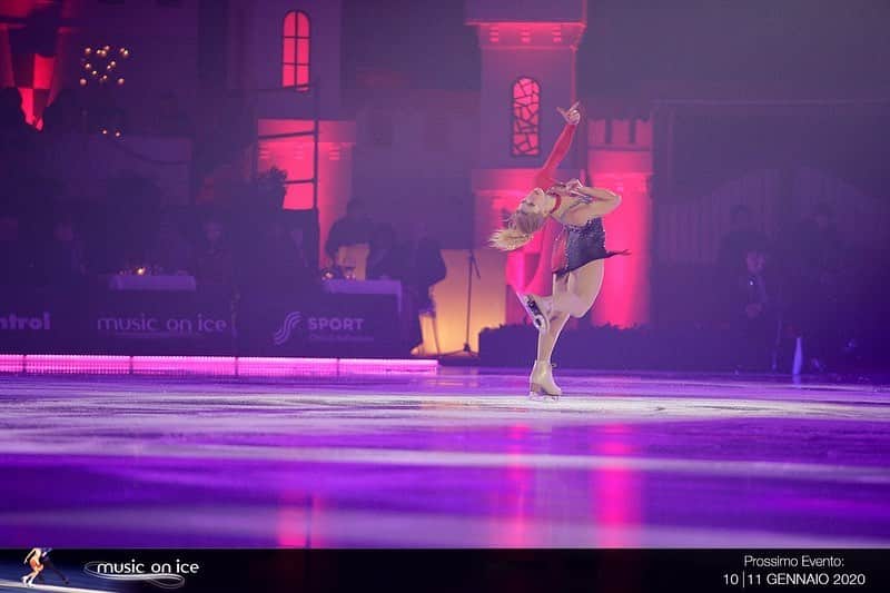 エリスカ・ブレジノワさんのインスタグラム写真 - (エリスカ・ブレジノワInstagram)「Thank you Bellinzona and most importantly @musiconice for having me!! 🤗💙 #musiconice #bellinzona #switzerland #show」1月13日 5時59分 - eliskabrezinova