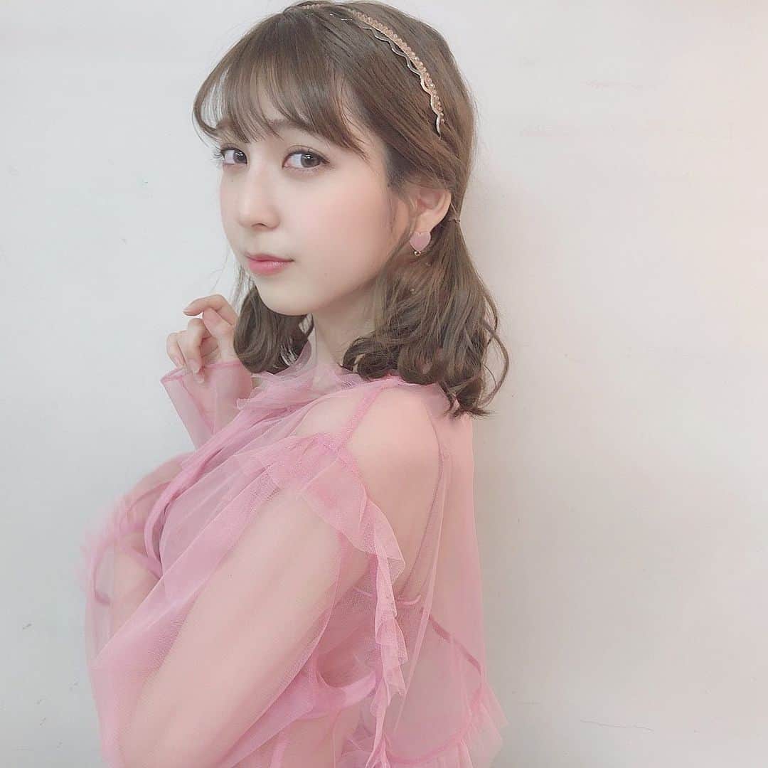 松岡菜摘のインスタグラム：「. . Chouの衣装かわいい♡ . 髪伸びたから ツインテールできたよ！ . #pink #hairarrange」