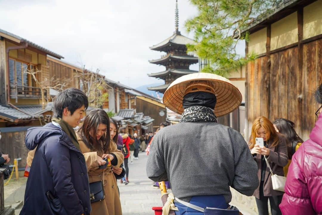 MagicalTripのインスタグラム：「Hello! This is Magical Trip @magicaltripcom. Let us introduce the experiences we are offering in Japan 🇯🇵 Today, we will introduce another tour we are offering in Kyoto. 【Kyoto Tea Ceremony & Kiyomizu-dera Temple Walking Tour】 “Tea Ceremony” Enjoy traditional-style tea ceremony with Japanese sweets in a sophisticated room surrounded by tea utensils such as a tea whisk made of bamboo and unique tea bowls. Kyoto remains the center of Japanese tea ceremonies offering an opportunity for guests to make powdered green tea on their own. We offer you a chance to learn Japanese words and history related to the tea ceremony as well as the steps in making traditional matcha. Don't miss this extravagent opportunity to experience the authenticity of the tea ceremony.  What are we going to do on this experience? ① Authentic tea ceremony experience. ② Learn about the ancient towns of Kyoto ③ Gain knowledge on Japanese religious culture at Kiyomizu-dera temple.  If you are interested, please check out the tour from the link in the bio! @magicaltripcom  #magicaltrip #magicaltripcom #walkwithlocals #traveldeeper #japantravel #japantrip #japanbeauty #japannature  #kyoto #kyototrip #kyototravel #kyotojapan #kyotolocal #streetfoods #kyotofood #kyotostreet #kyotostreetfood #kyotostreetfoods #kyotostreetfoodtrip  #kyotostyle #kiyomizudera  #kiyomizuderatemple  #kiyomizudera⛩  #kyototea  #kyototeaceremony  #kyototemple #kyotoshirine #kyotogram #kyotogarden #instakyoto」