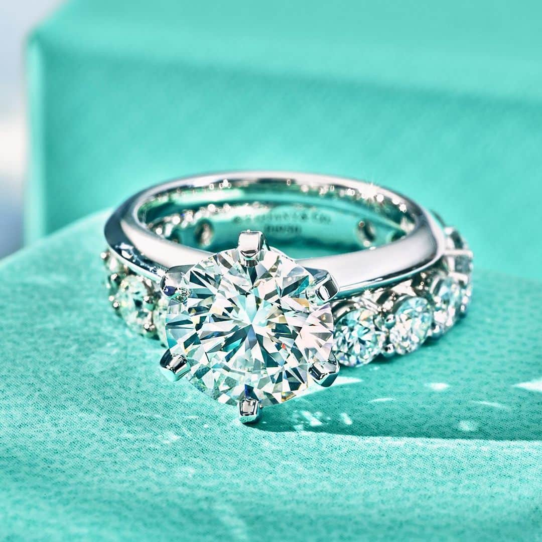 ティファニーさんのインスタグラム写真 - (ティファニーInstagram)「Every Tiffany ring is expertly crafted with passion and precision to unleash intense vibrancy and light. Treasured from the moment they’re unearthed, the stones selected are entrusted to masterful artisans who bring decades of experience to their craft. Discover more via the link in bio. #Tiffany #TiffanyAndCo」1月12日 21時00分 - tiffanyandco