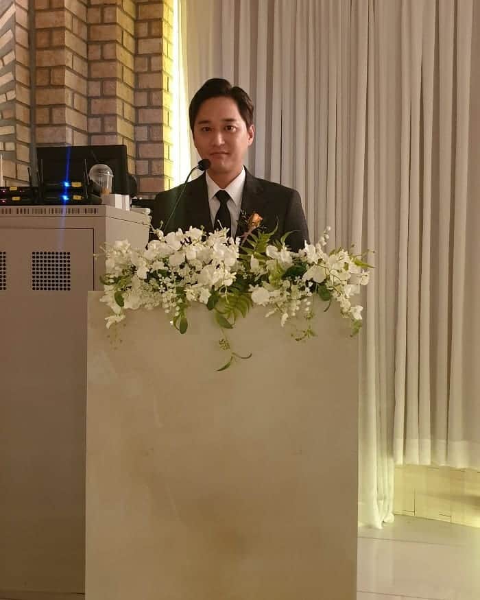ホ・ジョンミンのインスタグラム：「이제는 자칭 결혼식 사회의 유재석...내가 보낸 커플이 이제는 열손가락을 훨씬 넘는구나...잘살아라 보라야.」