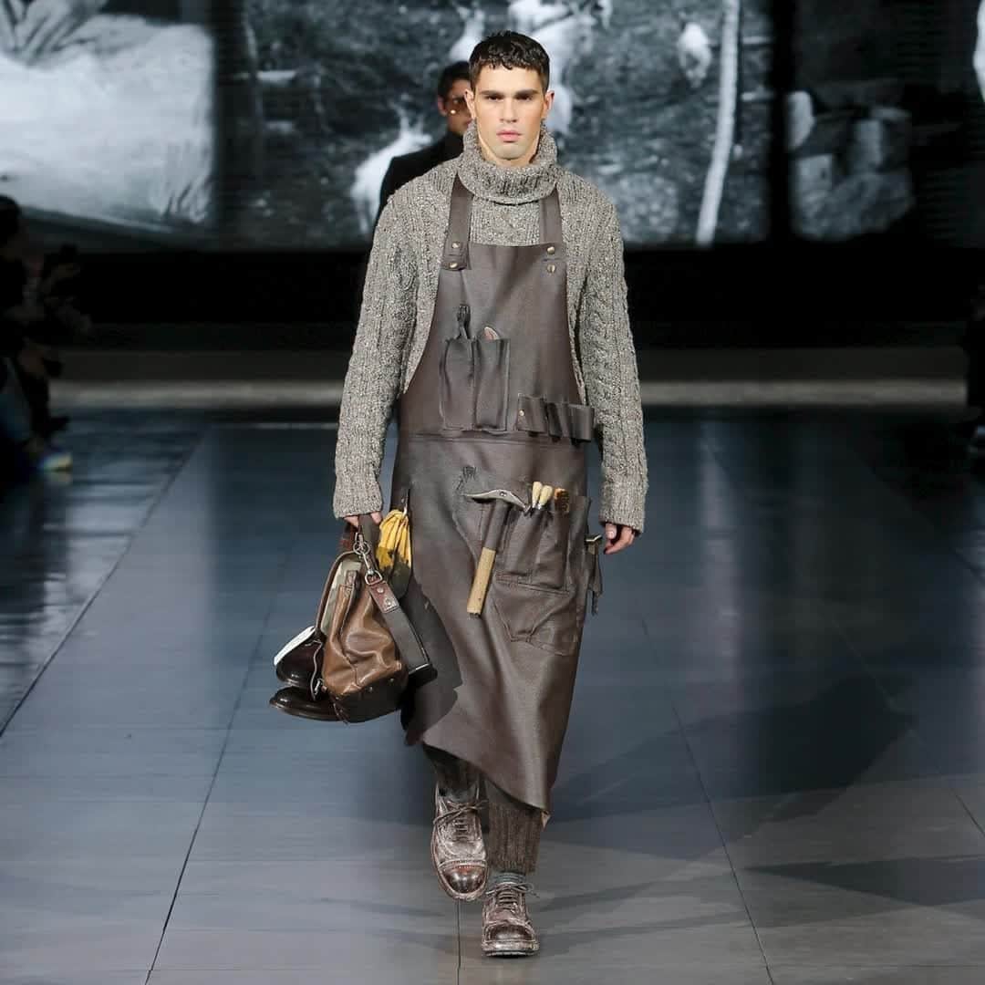 のインスタグラム：「The #DGMestieriDArte Men's Fall Winter 2020/21 Fashion Show. Recalling ancient works and speaking about Artistic Craftsmanship, the leather burnt earth brown worker's apron contrasts with the soft fabrics of the look.  The background sounds recall those of real craftworks.  #DGArtisticCraftsmanship #DGMenFW21 #DolceGabbana #DGFattoAMano」
