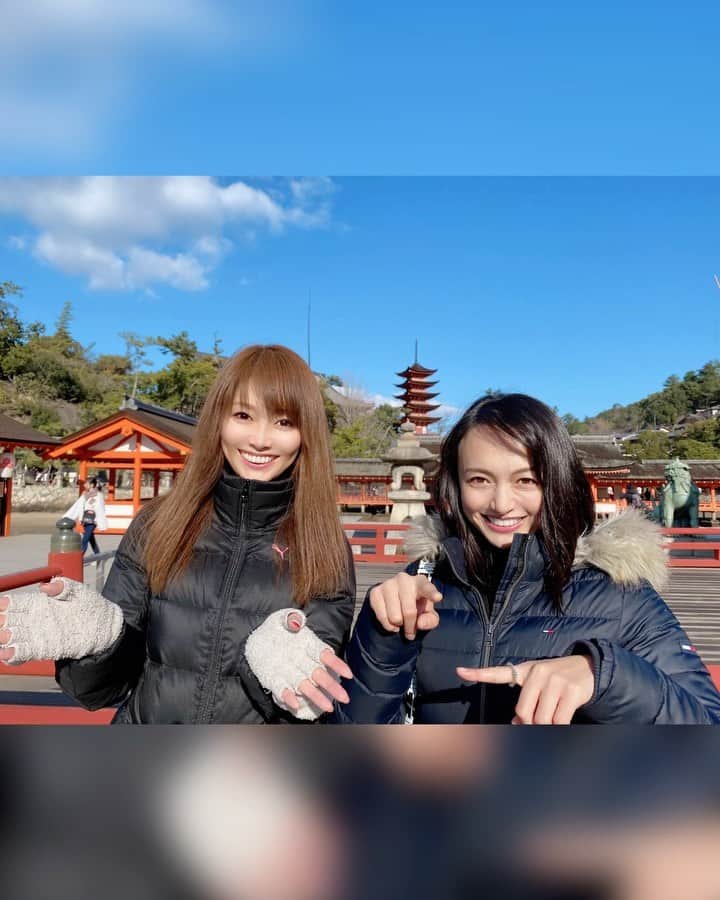 のインスタグラム：「年末のカートイベント前に… 今回は広島へ♥︎世界遺産…⛩ 日本三景⛰安芸の宮島‼️久々～\( ˆoˆ )/♡ 厳島神社に連れて行ってもらいました💕 * 何と💡鳥居⛩が工事中で すっぽり布を被ってるレアなお姿を拝めたw 結構貴重です💓 * だいぶ経ってから写真📸見返したので どれもこれも 「寿司ざんまいっ👐」みたいなポーズが 沢山あって😳 何だろう…このポーズ…🤔 と思ってたら(´°Д°｀) * やっと思い出したw もみじ饅頭🍁を手で型どった もみ饅ポーズだった😂w * 沢山パワー吸収した感じがするから 良い事がいっぱい起こる予感しかない❤ めでたい🎌✨ * 🇯🇵*⋆✈︎🌏 🗾➵広島県 ✼••┈┈┈┈┈┈┈┈┈┈┈┈┈┈┈┈••✼ #安芸の宮島 #宮島 #タビジョ #厳島神社 #⛩ #鹿 #cooljapan #japanesetradition #厳島 #tripgramjp #広島県 #世界遺産 #広島 #japan #WorldHeritageSite #日本の景色 #旅好き #旅好きな人と繋がりたい #カメラ女子 #大自然満喫 #photooftheday #trip #travelgram #女子旅 #旅行#tripstagram #日本の絶景 #ootd #instafollow #japanesegirl ✼••┈┈┈┈┈┈┈┈┈┈┈┈┈┈┈┈••✼」