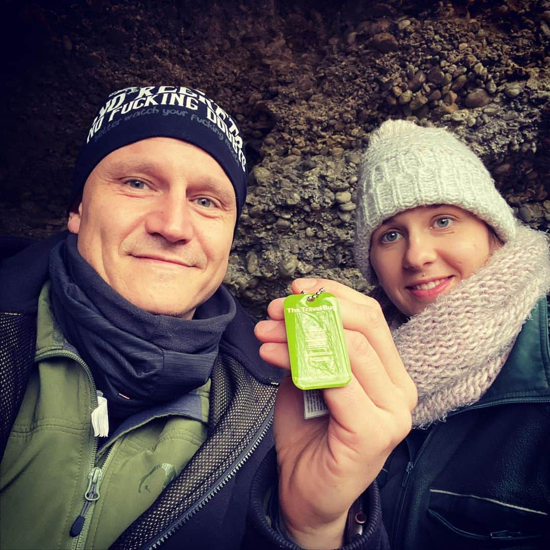 ミリアム・ツィーグラーのインスタグラム：「Der 1. Punkt auf seiner hoffentlich langen Reise 😌 TravleBug  #geocaching #cach #nature #likeforlikes #like4likes #hobby #outdoor #fun #TB6M0Z1」