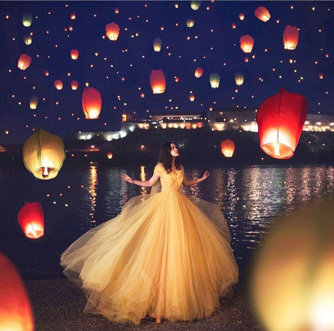 のインスタグラム：「うっとりしちゃう世界観✨素敵なウェディングフォト8選💓 . . ➸➸➸➸➸➸➸💒➸➸➸➸➸➸➸ 本当の料金がわかる✨ ウェディングニュース式場検索 👰 . アプリ： @weddingnews_editor web版： @weddingnews_concierge ➸➸➸➸➸➸➸➸➸➸➸➸➸➸➸➸ . . こちらのお写真は @jovanarikalo さんからリグラムさせていただきました🌟ありがとうございました😊✨ Thankyou✨ . .  jovanarikaloさんの #ウェディングフォト はどれもうっとりしちゃうほど素敵なんです☺️💕 . カバーは夜空に輝く #ランタン がロマンチックなフォト✨ . #ラプンツェル のような世界観に憧れずにはいられません💜 . イエローの #ドレス で #美女と野獣 の #ベル のような雰囲気があるのも素敵ですよね💛 . ほかのフォトも素敵なので、ぜひスワイプ👉🏻してみてくださいね✨ . . . ＼📷投稿お待ちしています／ . 花嫁はもちろん、業者さんも大歓迎✨ アナタのお写真をご紹介してもOKという方は、ぜひ #ウェディングニュース にお写真を投稿してください💕 . . ⬇︎関連アカウント⬇︎ . 🕊メインアカウント 【 @weddingnews_editor 】 . 💒インスタグラムで式場探し 【 @weddingnews_concierge 】 . 👰花嫁から式場探し 【 @weddingnews_brides 】 . . その他、編集部からの連絡専用 @weddingnews_contact や、スタッフ個人の連絡用として @WN_xxxx（xxxは個人名）があります💕 . . …………………………… ❤️ウェディングニュースとは？ …………………………… . 花嫁のリアルな”声”から生まれた、花嫁支持率No1✨スマホアプリです📱💕 . . 🌸知りたい… #結婚式準備 に役立つ記事を毎日150件配信中♩ . 🌸見たい… インスタの #ウェディング 系投稿TOP100が毎日チェックできる＊IG画像の複数ワード検索も可♩ . 🌸叶えたい… 式場をはじめとした  #結婚式 関連の予約サイトが大集合♩ . 🌸伝えたい… 自分の結婚式レポ『マイレポ』が簡単に作れる♩卒花嫁のレポが読める♩ . . @weddingnews_editor のURLからDLしてね✨ . . . #プレ花嫁 #結婚  #花嫁 #ウエディング  #プレ花嫁準備 #2020秋婚 #フォトウェディング #ロケーションフォト #海外旅行 #カラードレス #ディズニーウェディング #2020春婚 #ディズニープリンセス #前撮り #日本中のプレ花嫁さんと繋がりたい #ディズニー  #weddingphotography #結婚式前撮り #2020夏婚」