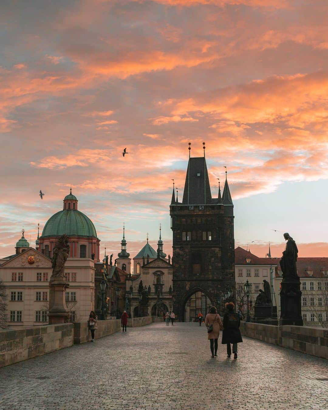 Putri Anindyaのインスタグラム：「Back to the 19th Century // ⁣ ⁣ Praha is a charming city and you can’t disagree with that. Once you stepped into the old town area looking around the pretty architectures that surrounds you, you’ll be in awe. Everywhere I go around Prague 1 feels like a movie set. Even one of my fav movie, Amadeus, set here because it represents Vienna Austria in the 19th century. ⁣ ⁣ This one is an obligatory photo of Charles Bridge or Karlův most.  It connects the old town of Prague beautifully. This bridge constructed in 13th century and finished in the beginning of 15th century. Crazy isn’t it? ⁣ ⁣ A little tips if you ever come here, come to this bridge in the sunrise time. The earlier the better because it’s emptier. I walked here by day and it’s impossible to shoot.」
