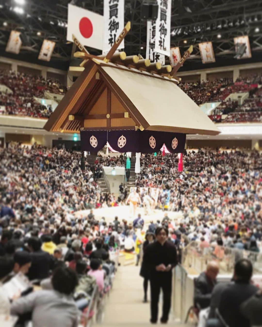 森山るりさんのインスタグラム写真 - (森山るりInstagram)「. 今日生まれて初めて大相撲を観に行ってきました🌟 . テレビで観ているのとかなり違って驚きました！ 取組の迫力、そして力士の皆さんのオーラや気を 離れていても身体で感じることが出来るのです。 そして土俵を取り囲むお客さん達と、 文字通りひとつになって応援している感覚があって、 すごく温かい気持ちになりました☺️ また観に行けたらいいなぁ♡ #撮影by妹 #デート風写真 ぽい？笑 #大相撲」1月12日 21時27分 - ruri_moriyama_official