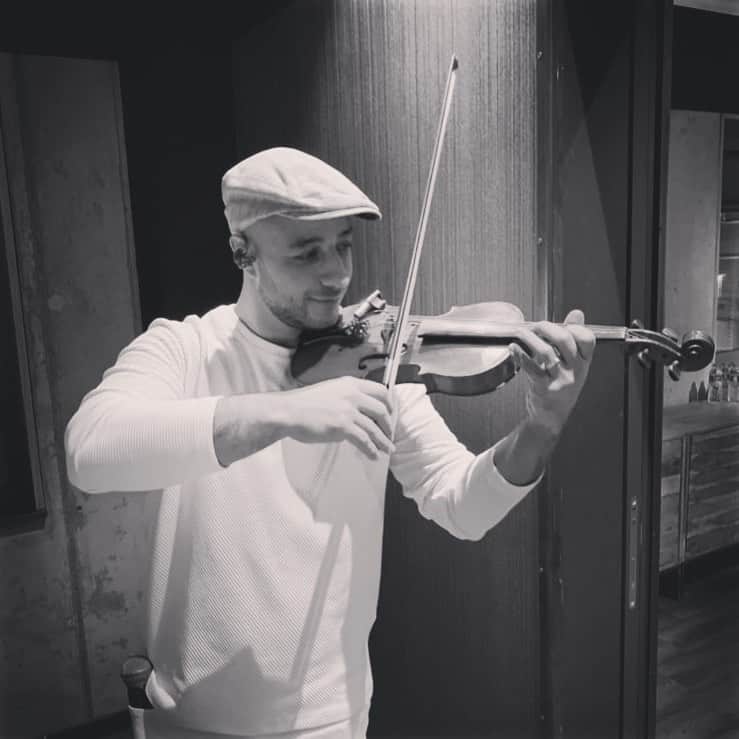 マヘル・ザインさんのインスタグラム写真 - (マヘル・ザインInstagram)「I wish I could play the #violin 😎」1月12日 21時28分 - maherzainofficial