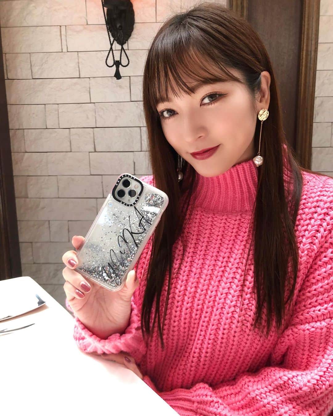 のインスタグラム：「・ 携帯をiPhone11pro📱に 変えました💖 広角カメラレンズ めっちゃいい😎👍 ・ iPhone caseも新調したの✨ シルバーのイニシャルグリッターケースにしました🤍🖤🤍🖤 @casetify_jp  2枚目のようにシルバーのキラキラを1度上に溜めてから 一気に落とす！← この行為電車の中でも1人でやってます🤣怪しい🤪 ・ ・ #iPhone11pro  #iPhonecase ⁣ ⁣#CASETiFY  #StateYourCase #イニシャルグリッターケース」