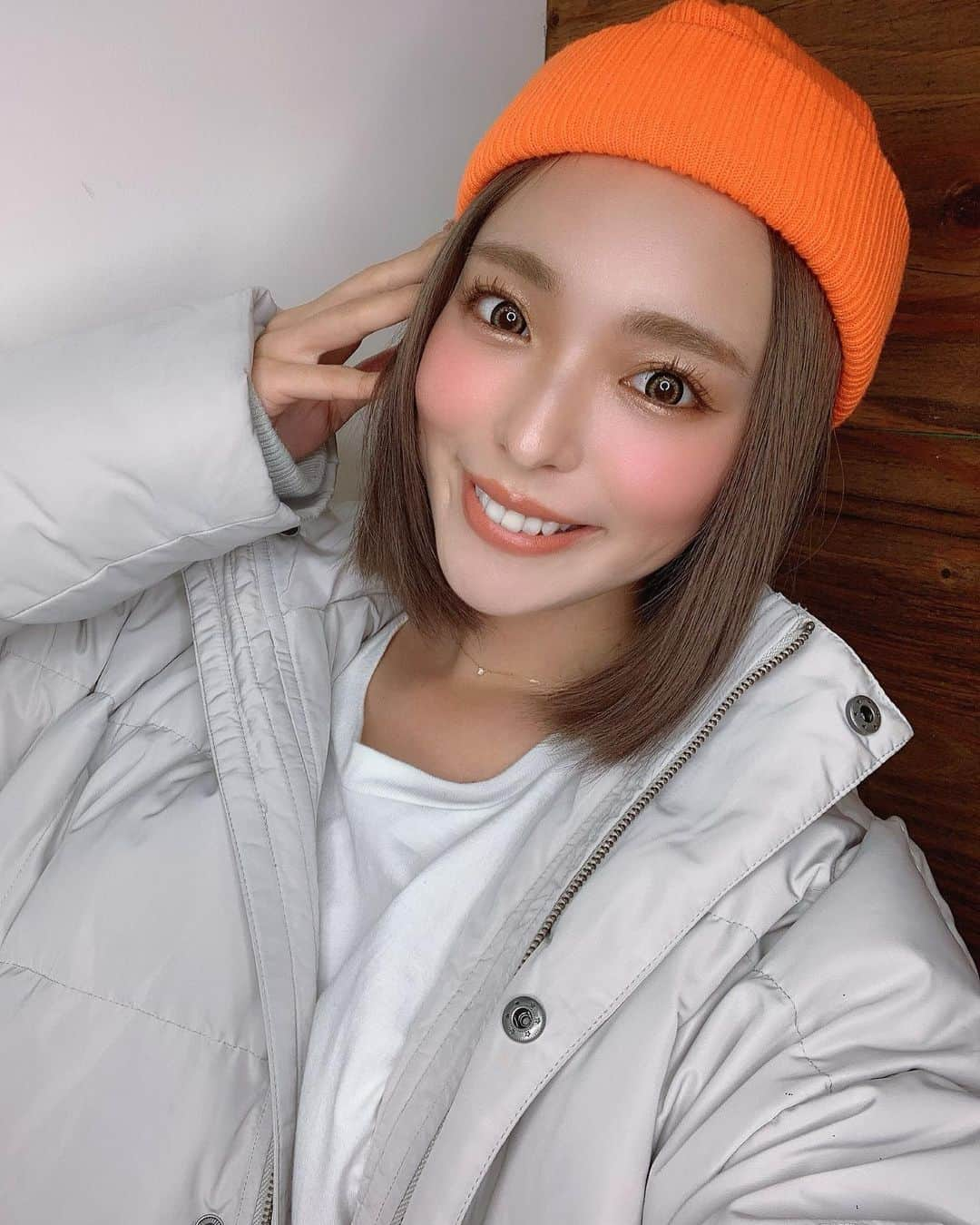 Hitomiさんのインスタグラム写真 - (HitomiInstagram)「❤︎ この帽子お気に入りのオレンジ帽子🍊 派手すぎてどこにいても 見つけられるって言われる😂❤︎どうかな？？🧡🧡 髪の毛の色もお気に入り☺️ @ccrew_omotesando でしてもらったよん🥰 . DVDをたくさん借りてきたので これから#ミュウツーの逆襲 見るよ🥱💓 懐かしくない？🤣急に観たくなったw #ポケモン　だいすきっこ🤗❤️ . #pokemon #アニメ　#映画　#帽子　#オレンジ　#orange」1月12日 21時35分 - hitomi_01270