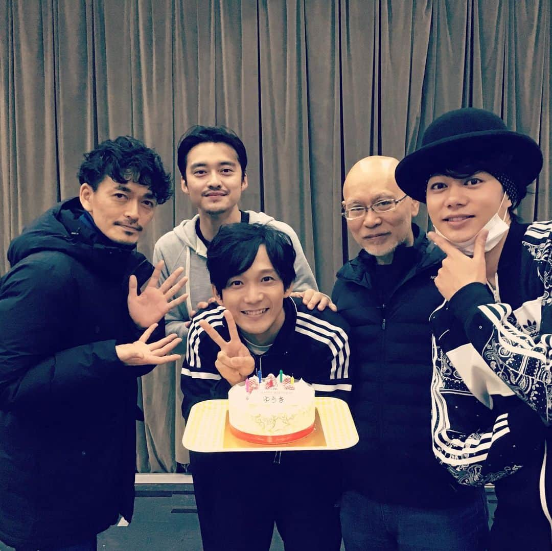 辻本祐樹さんのインスタグラム写真 - (辻本祐樹Instagram)「本日、誕生日でした☆  皆さん、ありがとうございます☆ 変わらぬ応援よろしくお願い致します☆  る・ぽえの稽古場でも祝っていただきました☆ ありがとうございます！  いい作品になります☆ 劇場でお待ちしております！  le-himawari.co.jp/releases/view/… #るぽえ　#る・ぽえ」1月12日 21時35分 - tsujimotoyuuki